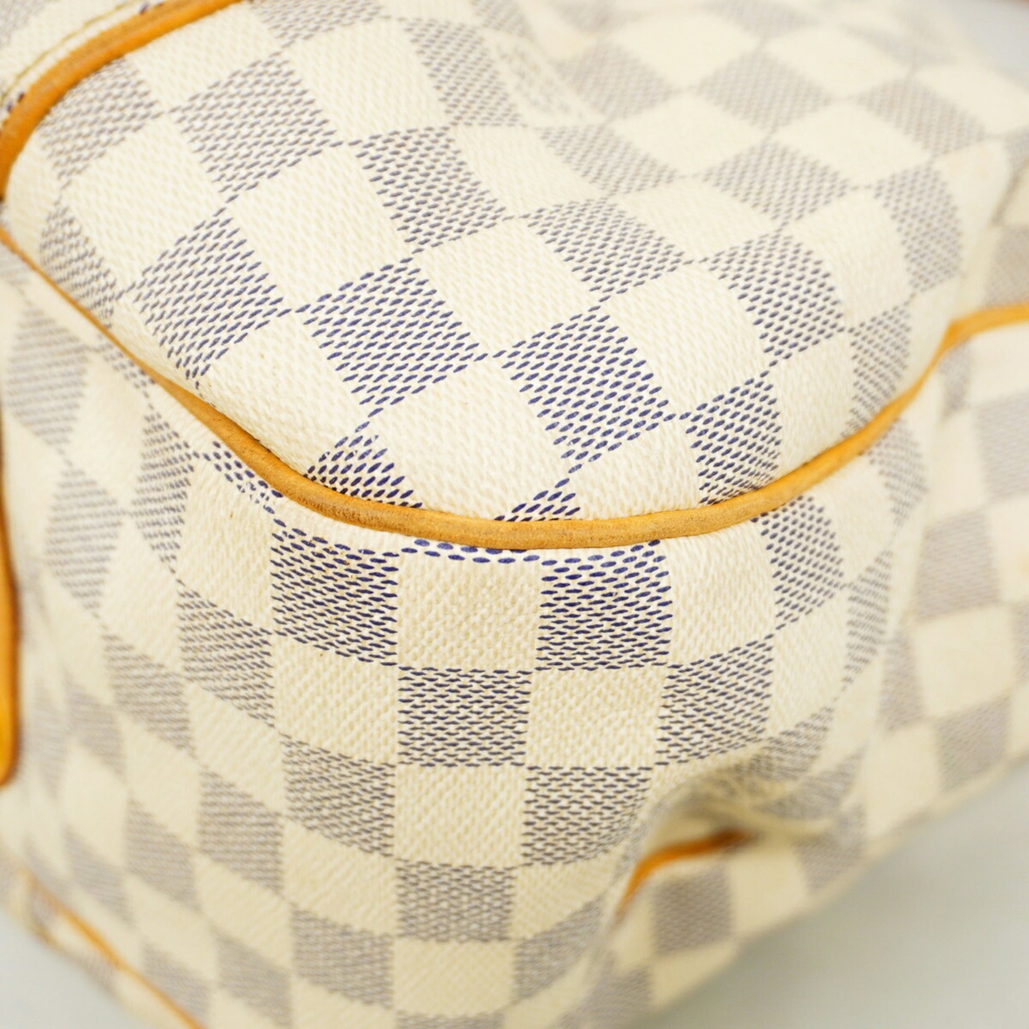 Louis Vuitton White Shoulder Bag (Pre-Owned)