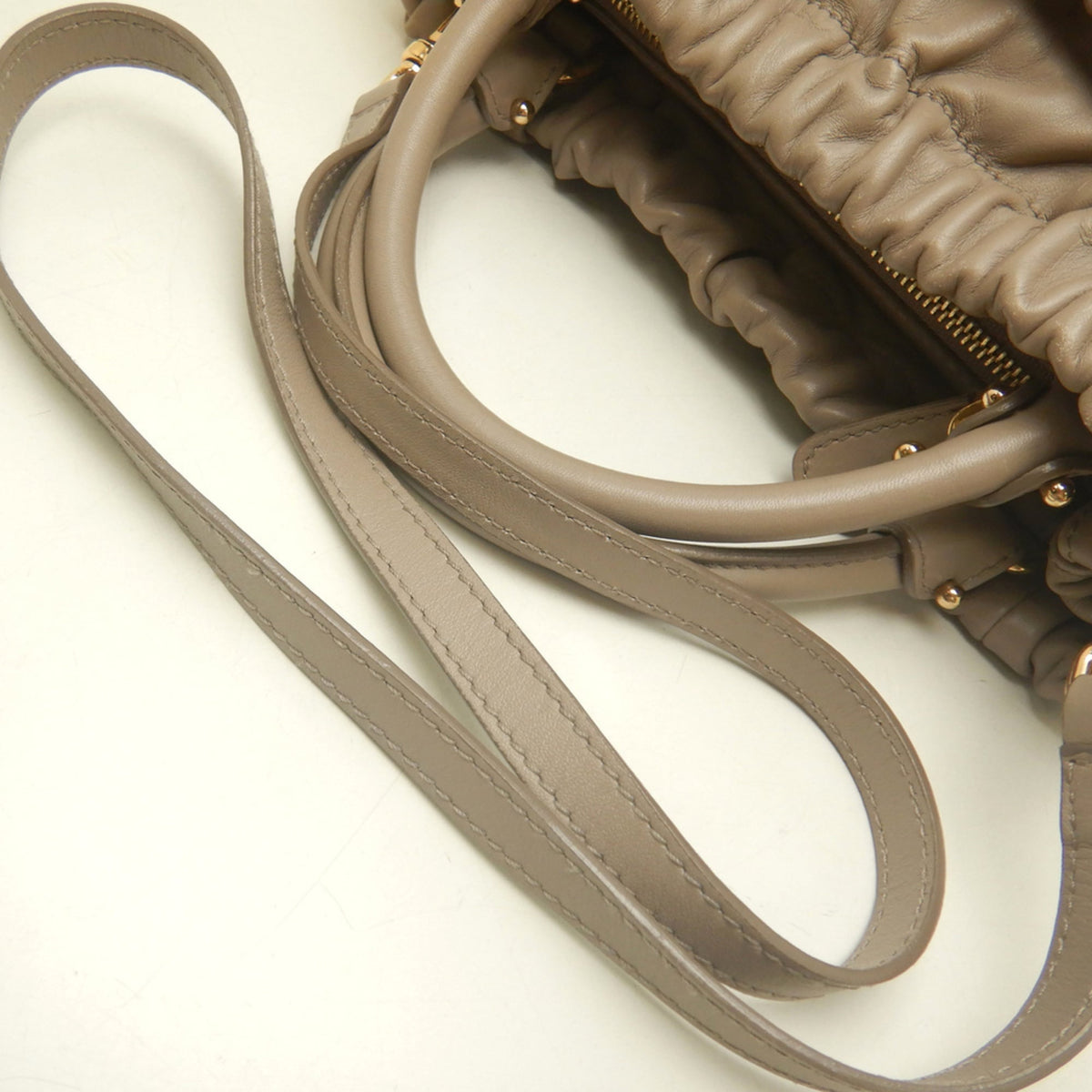 Salvatore Ferragamo Vara Light Beige Leather Handbag (Pre-Owned)