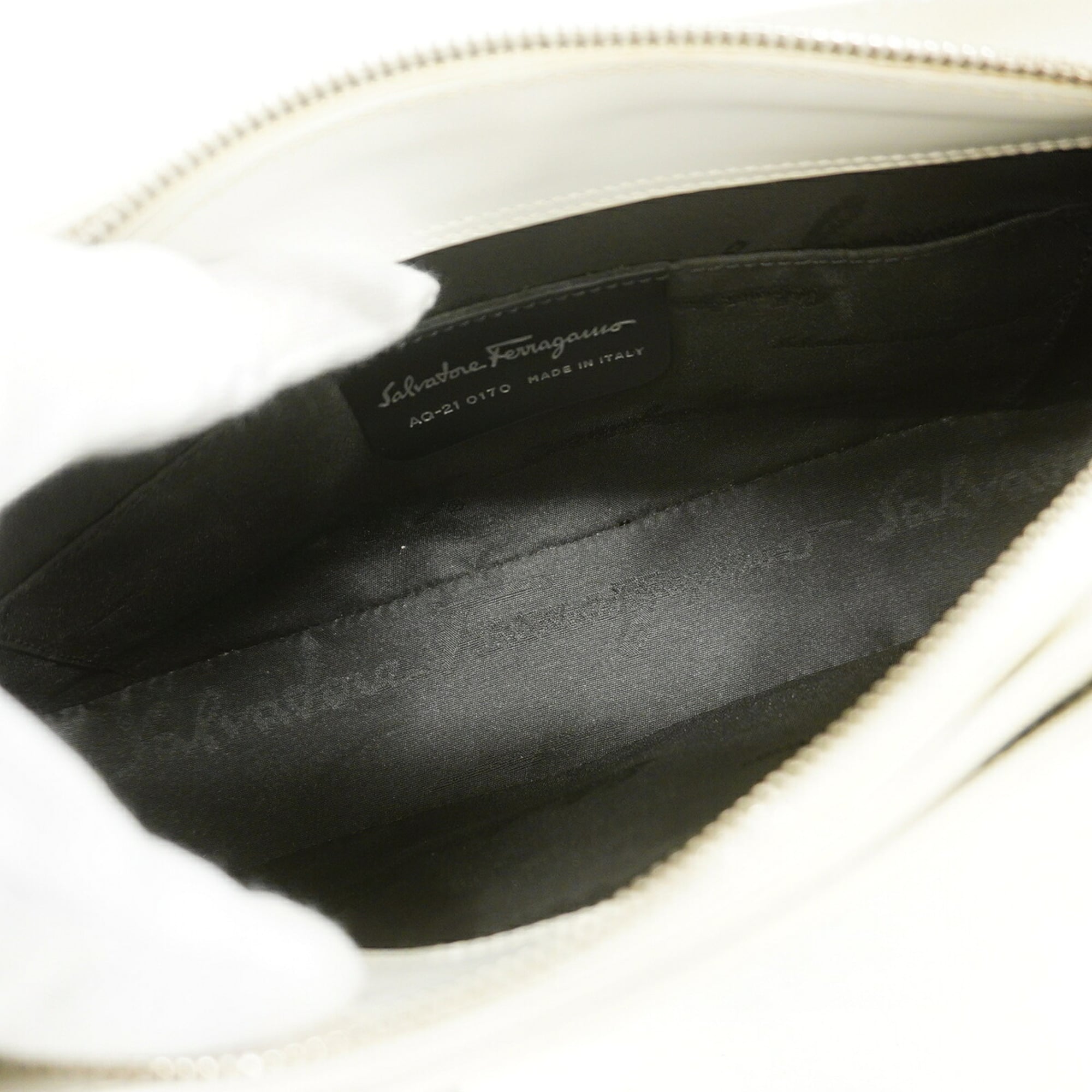 Salvatore Ferragamo White Leather Shoulder Bag (Pre-Owned)