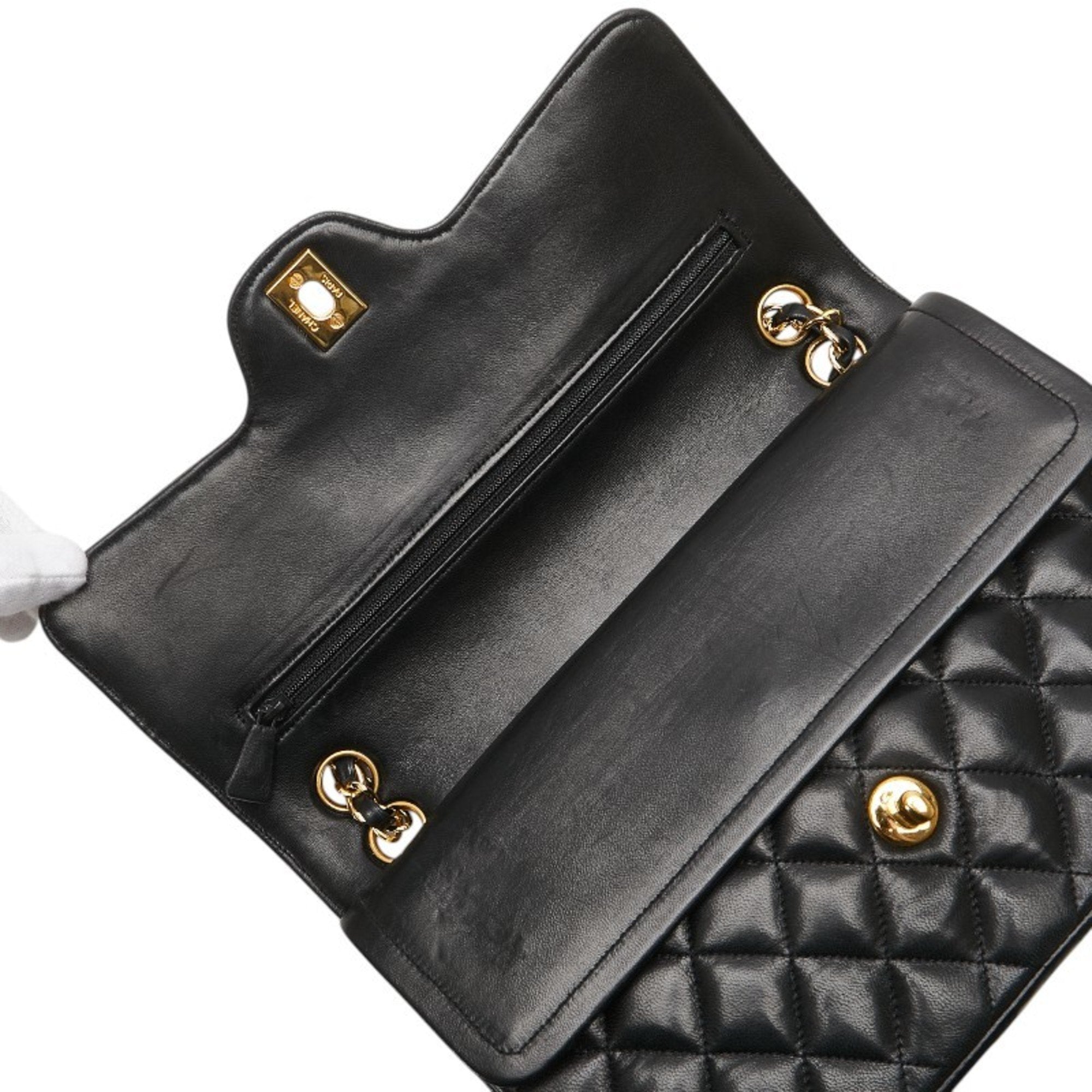 Chanel Matelasse Black Leather Shoulder Bag (Pre-Owned)