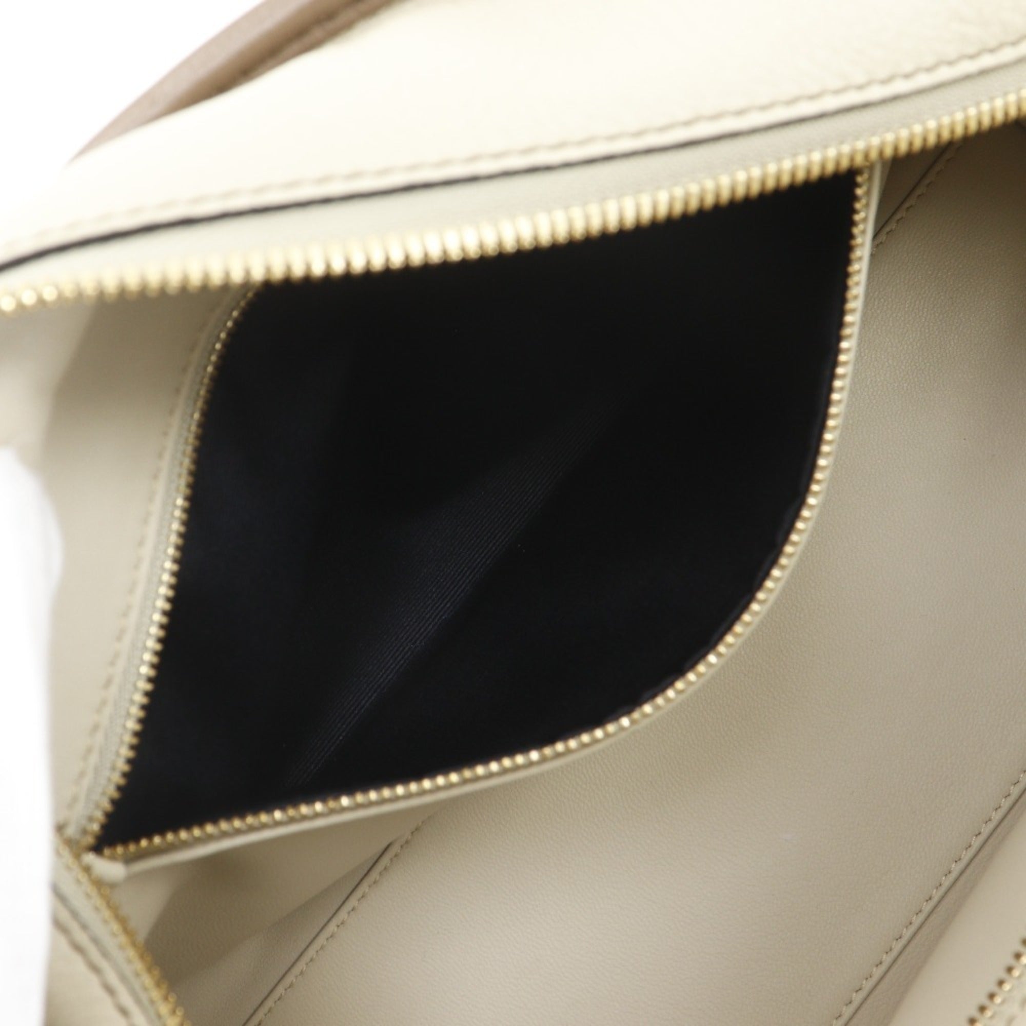 Loewe Amazona Beige Handbag (Pre-Owned)