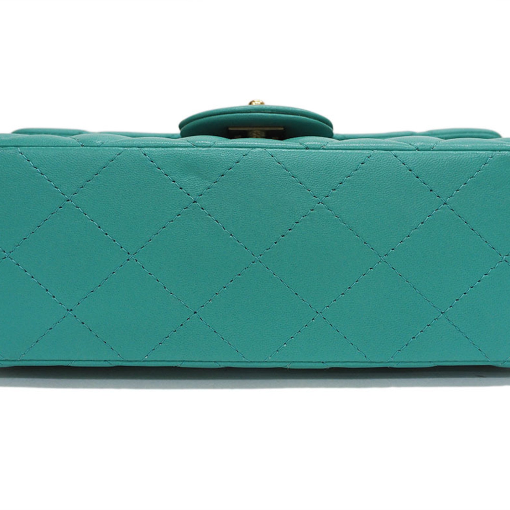 Chanel Green Shoulder Bag (Pre-Owned)