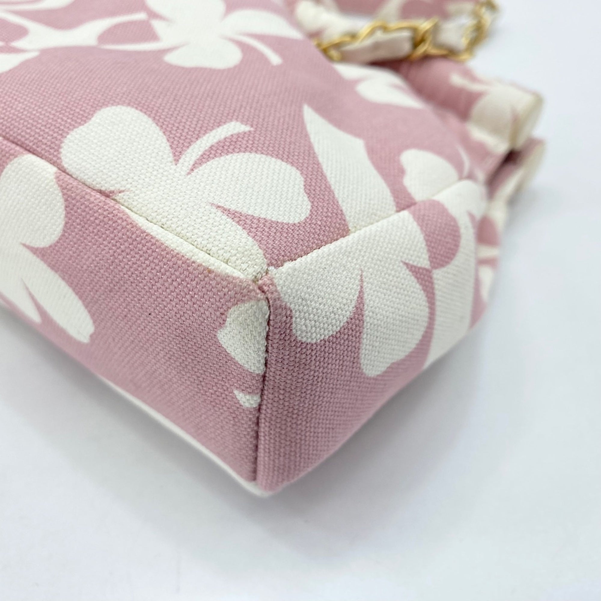 Chanel Pink Shoulder Bag (Pre-Owned)