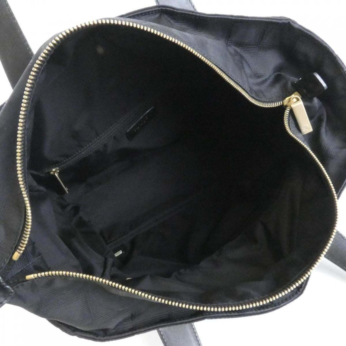 Chanel Black Nylon Shoulder Bag (Pre-Owned)