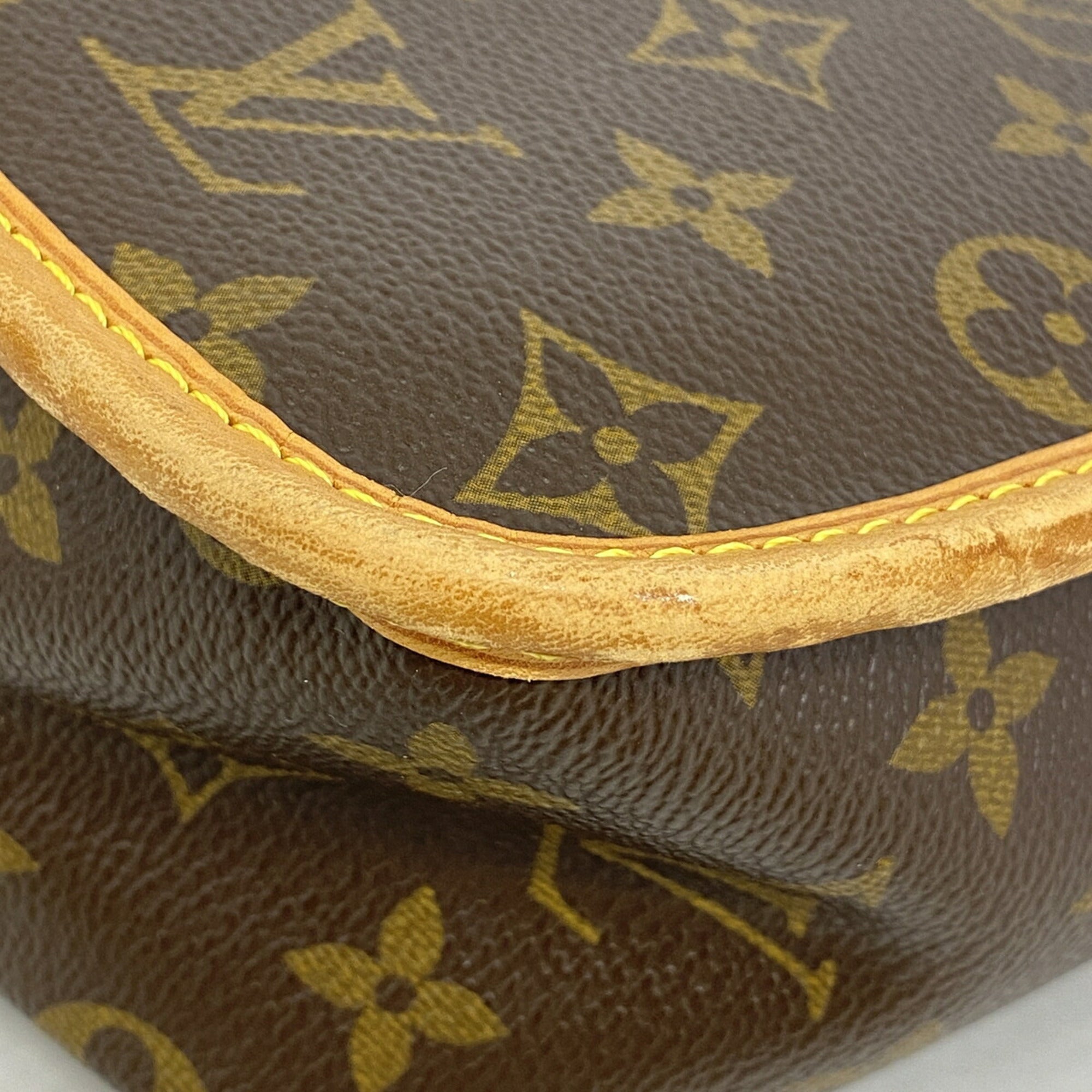 Louis Vuitton Brown Shoulder Bag (Pre-Owned)