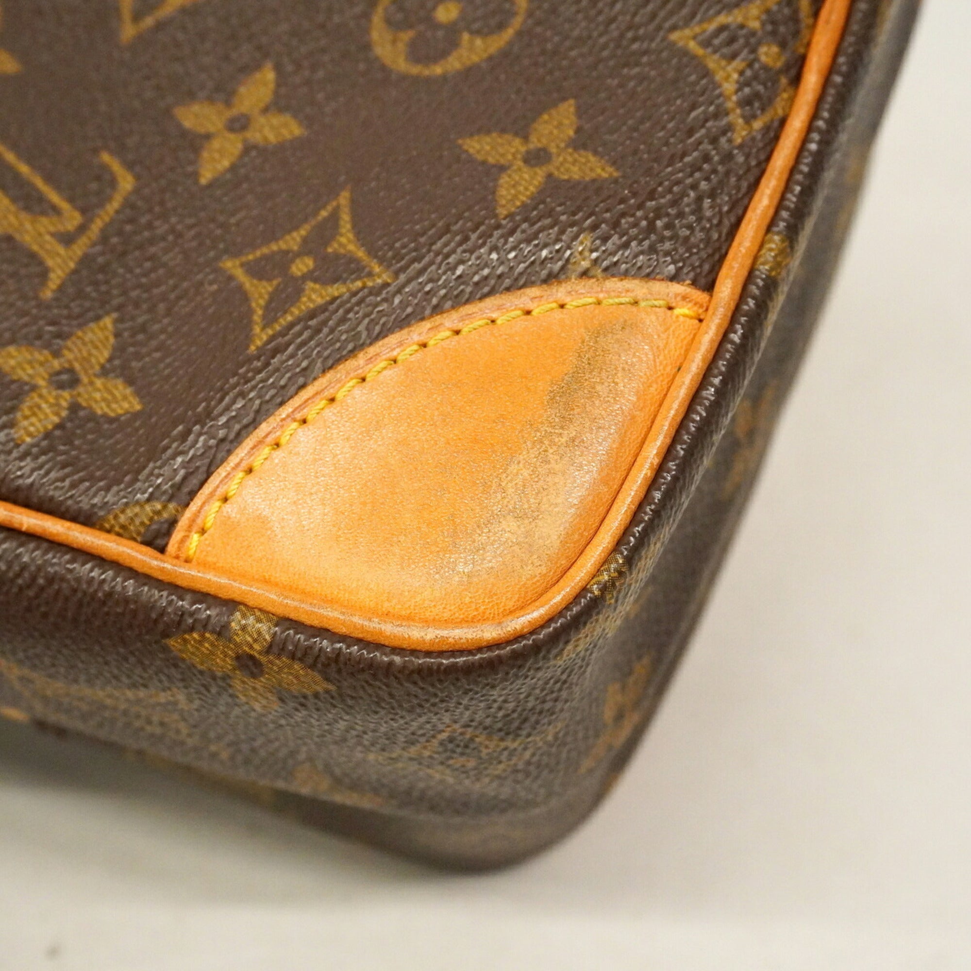 Louis Vuitton Brown Shoulder Bag (Pre-Owned)