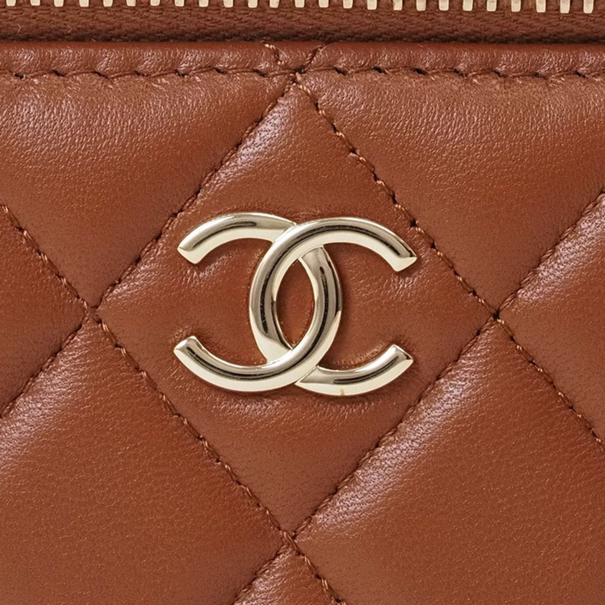 Chanel Brown Leather Shoulder Bag (Pre-Owned)