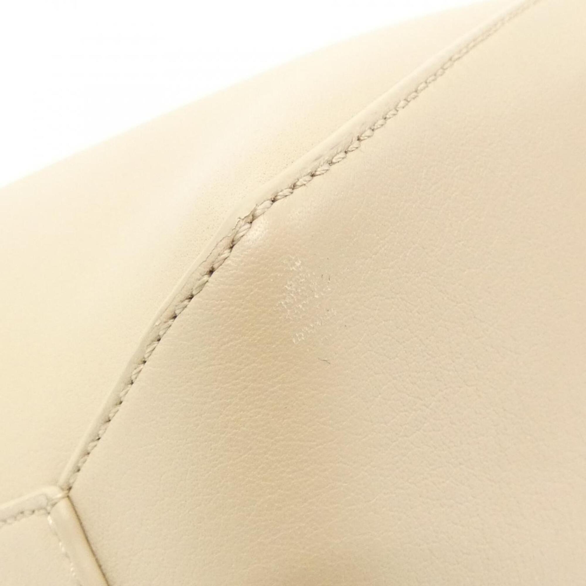 Loewe White Leather Handbag (Pre-Owned)