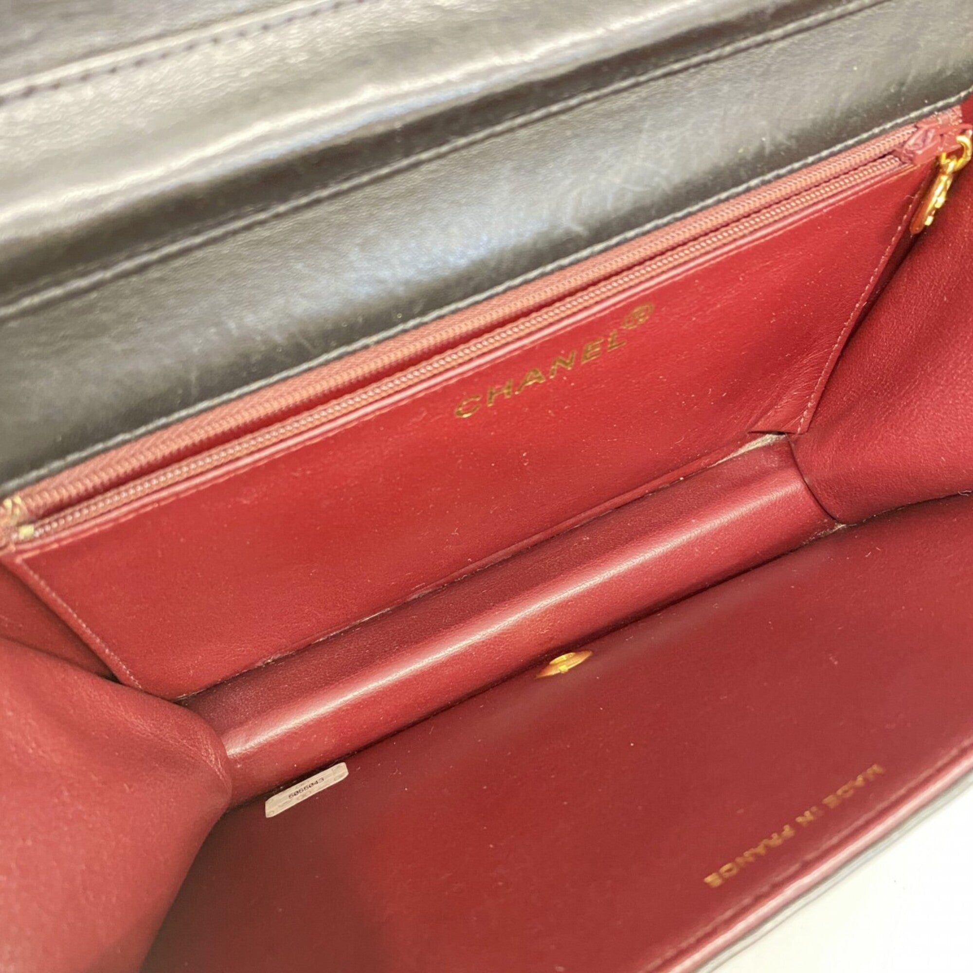 Chanel Black Leather Shoulder Bag (Pre-Owned)