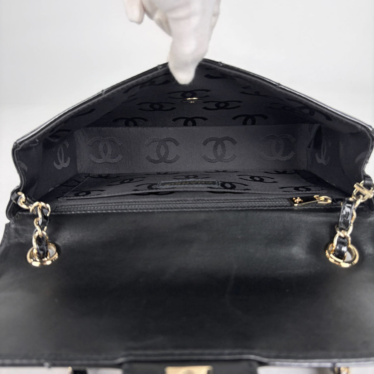 Chanel Chocolate Bar Black Patent Leather Shoulder Bag (Pre-Owned)