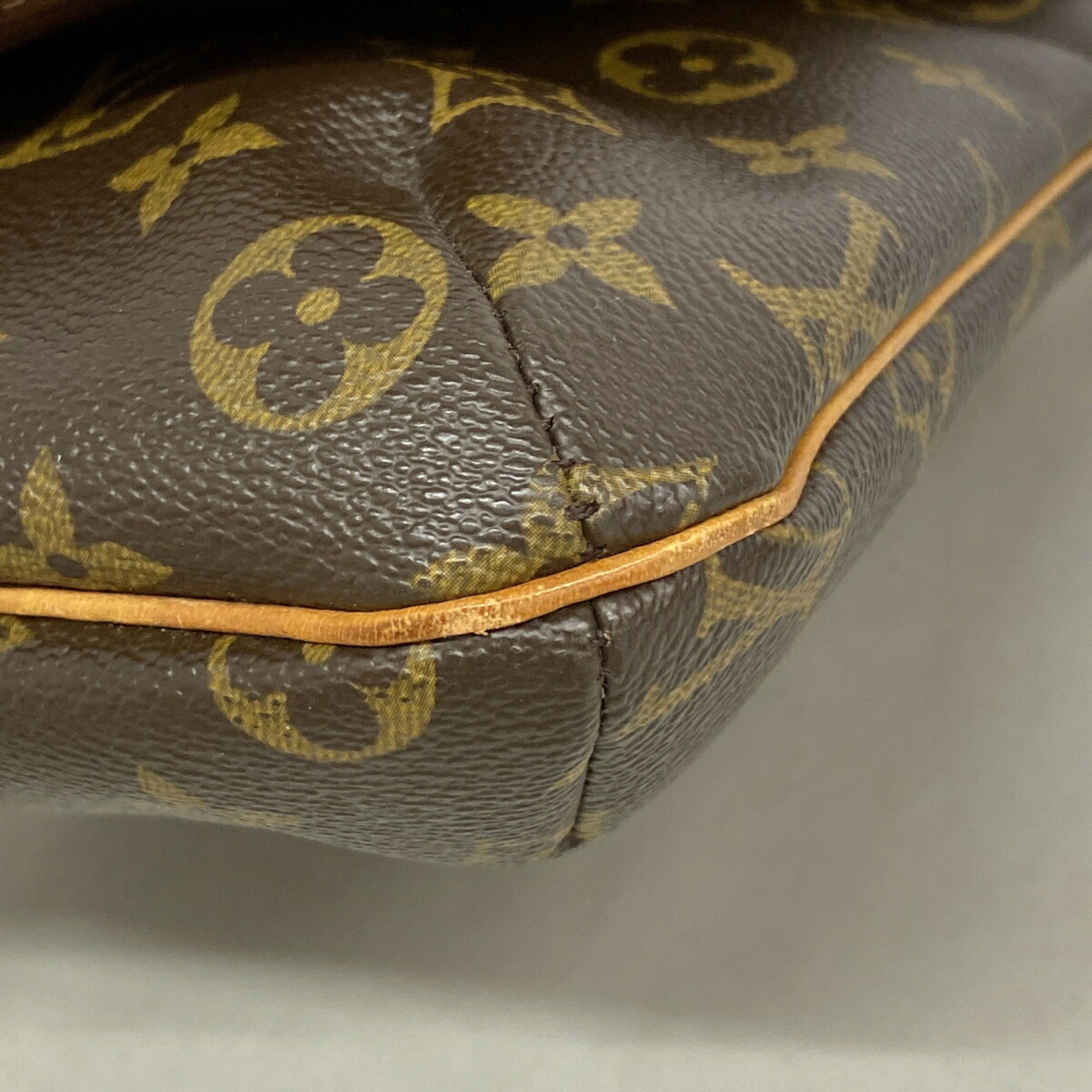 Louis Vuitton Brown Shoulder Bag (Pre-Owned)
