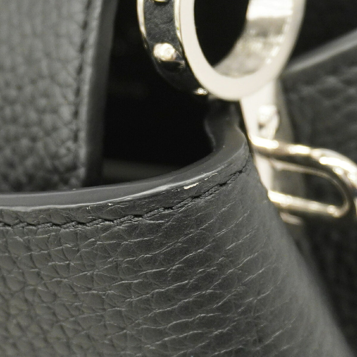 Louis Vuitton Noir Handbag (Pre-Owned)