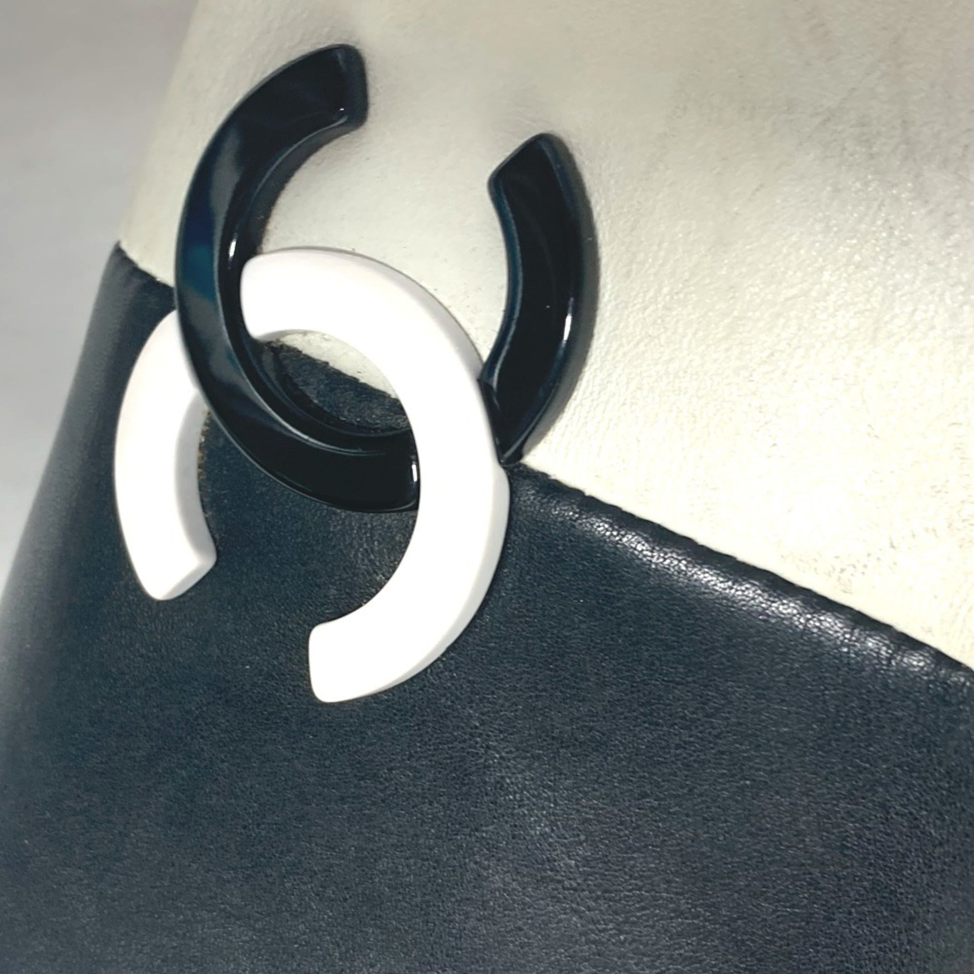 Chanel Black White Leather Boston Bag Shoulder Bag (Pre-Owned)