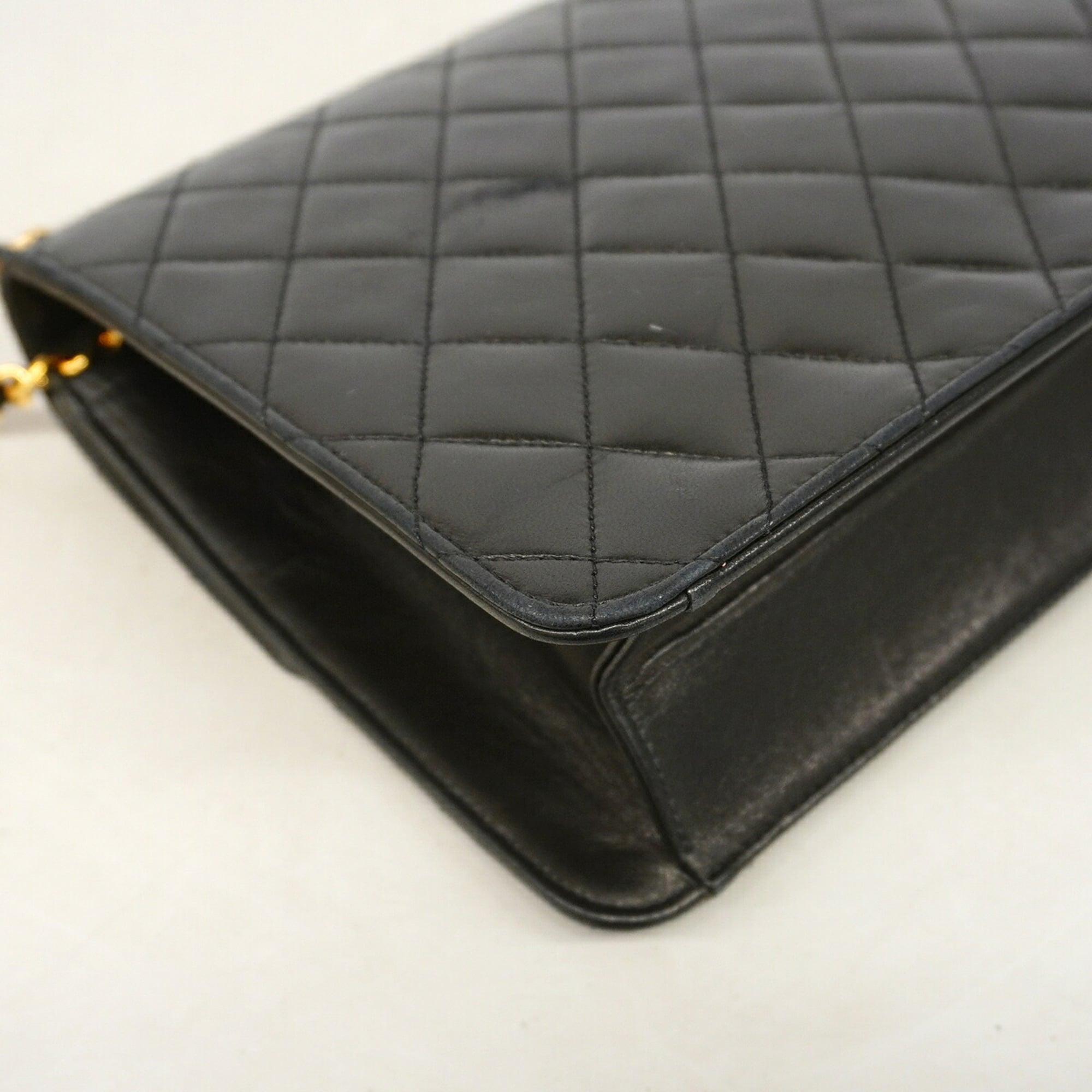 Chanel Black Leather Shoulder Bag (Pre-Owned)