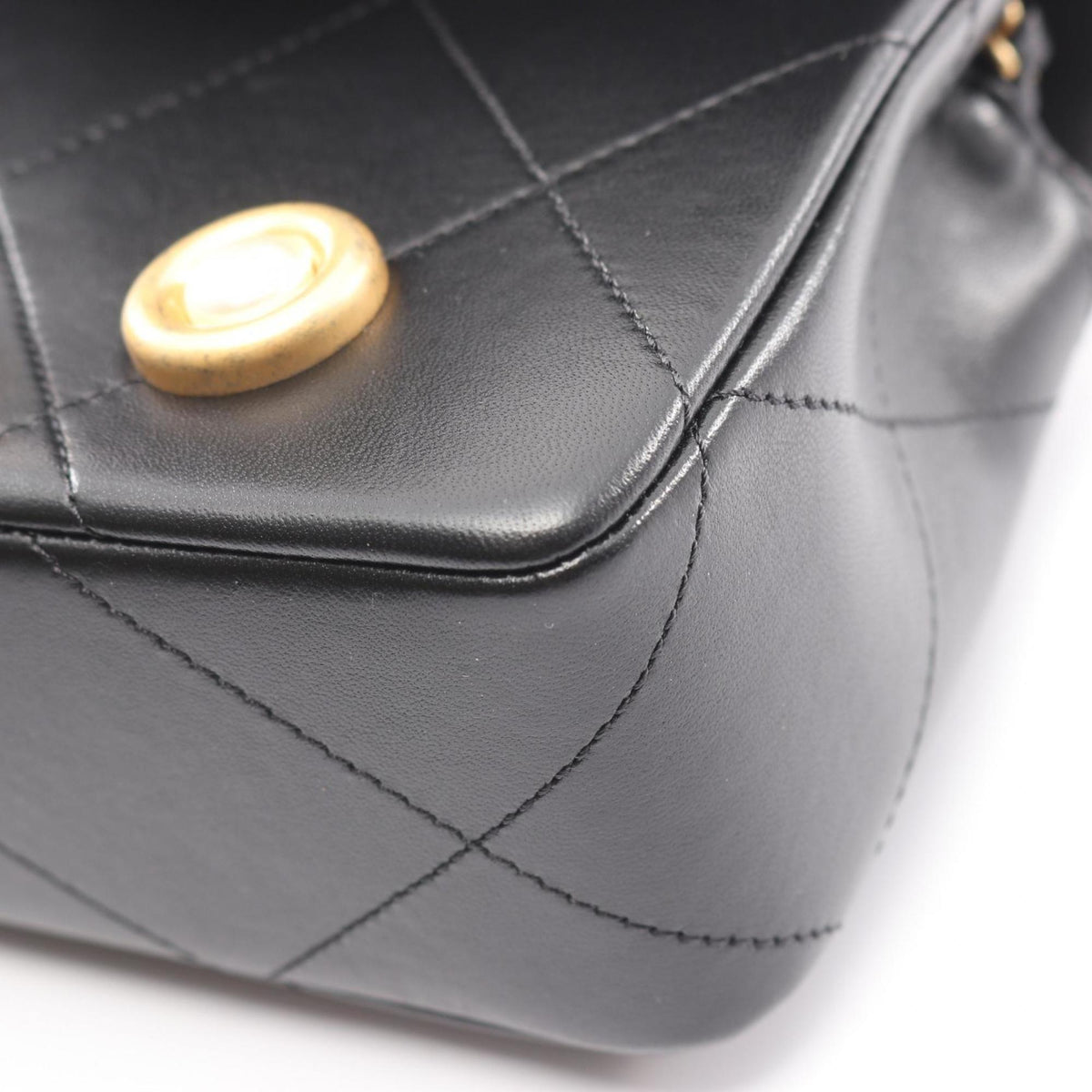 Chanel Black Leather Shoulder Bag (Pre-Owned)