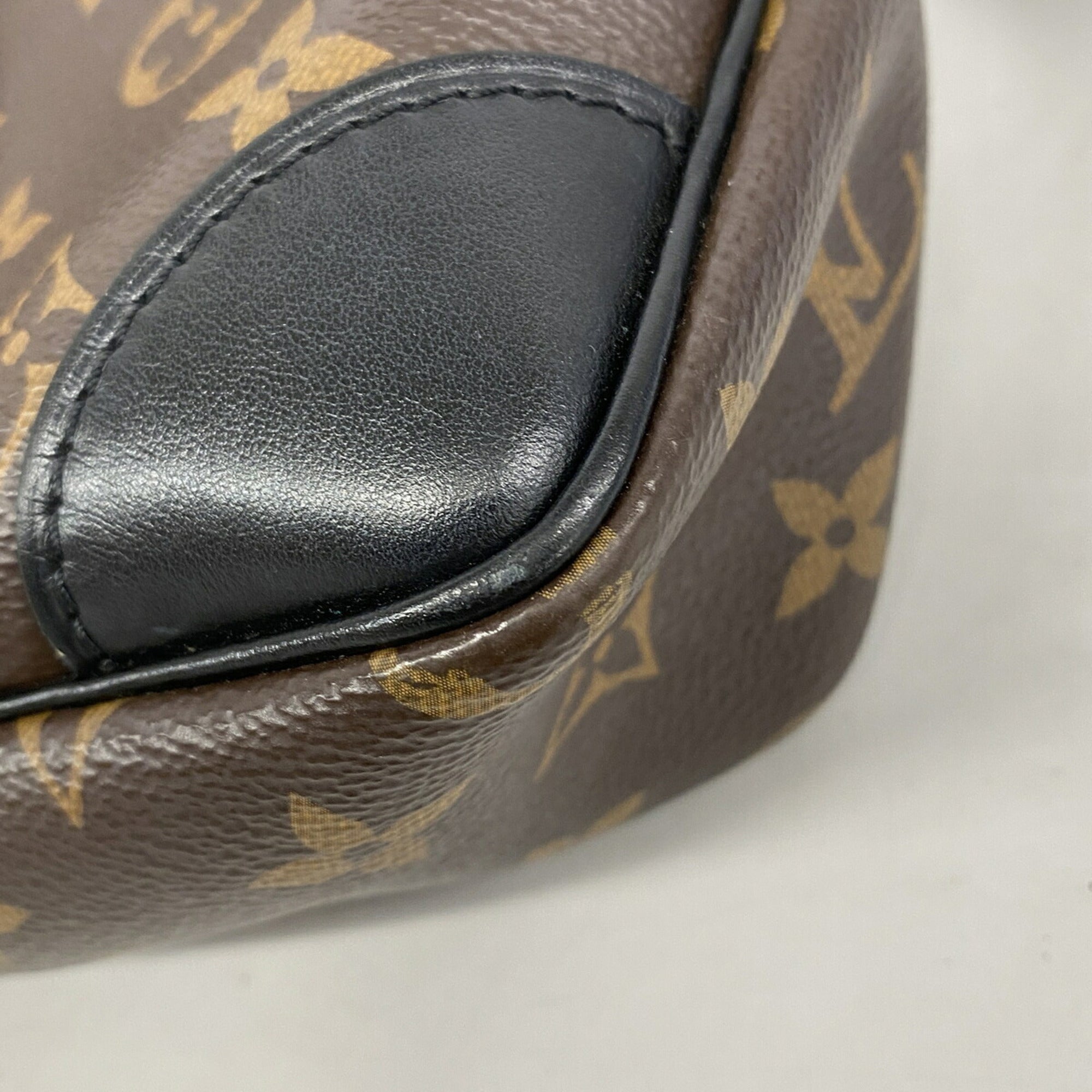 Louis Vuitton Brown Shoulder Bag (Pre-Owned)