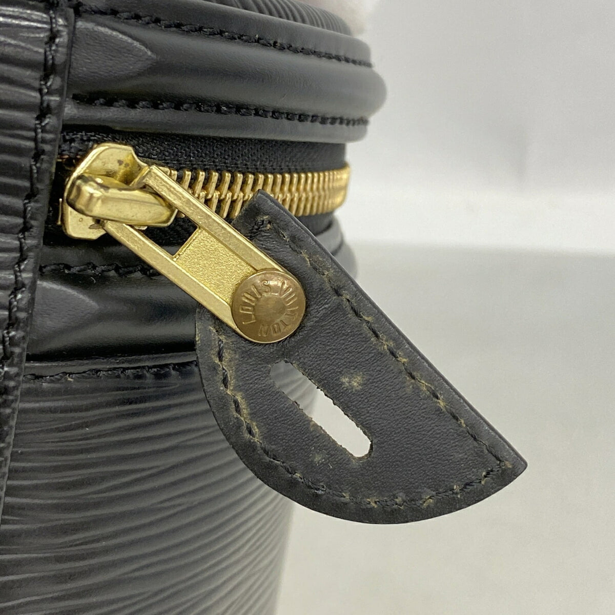 Louis Vuitton Noir Handbag (Pre-Owned)