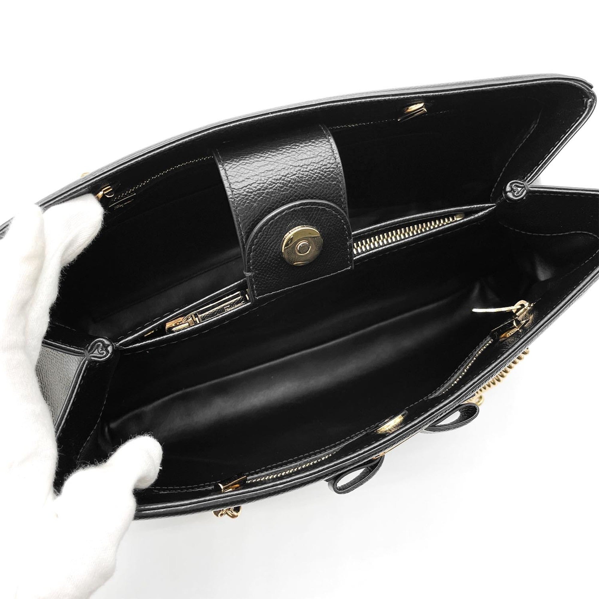 Salvatore Ferragamo Black Leather Shoulder Bag (Pre-Owned)