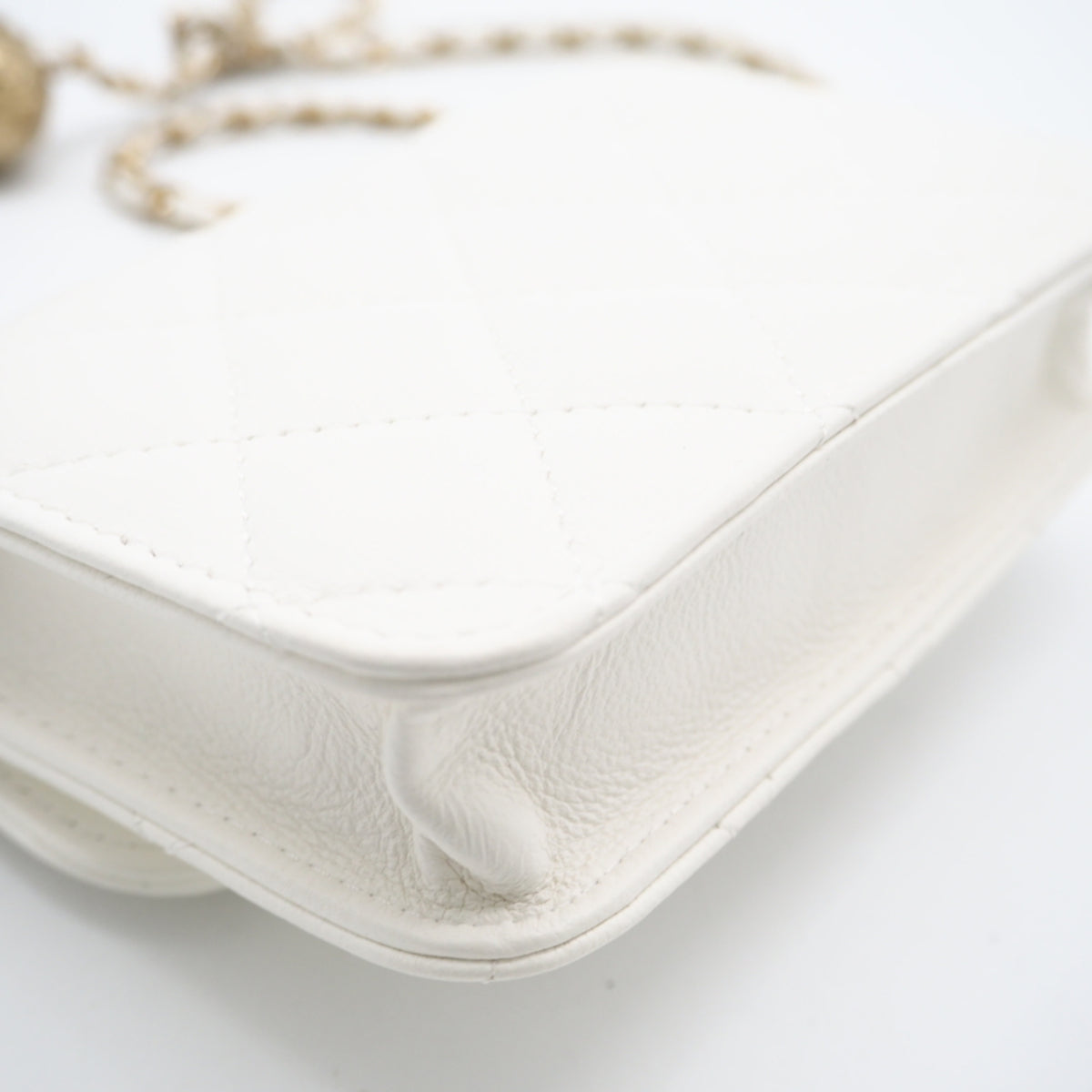 Chanel White Leather Shoulder Bag (Pre-Owned)