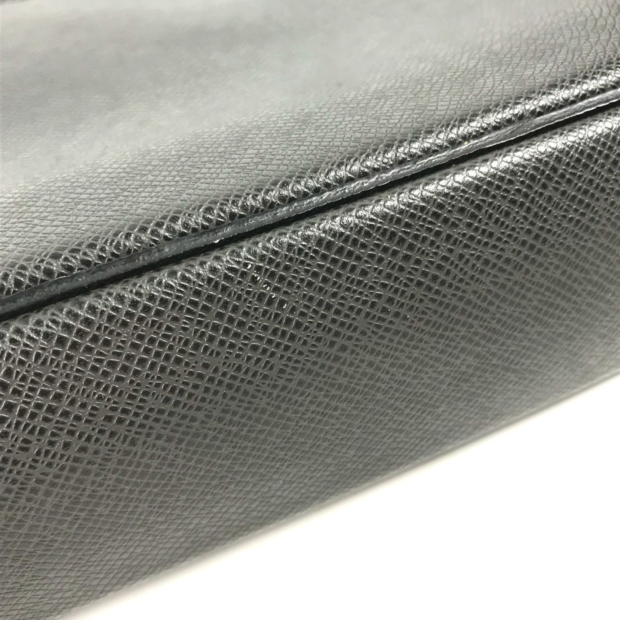 Louis Vuitton Black Taiga Leather Handbag Tote Bag (Pre-Owned)