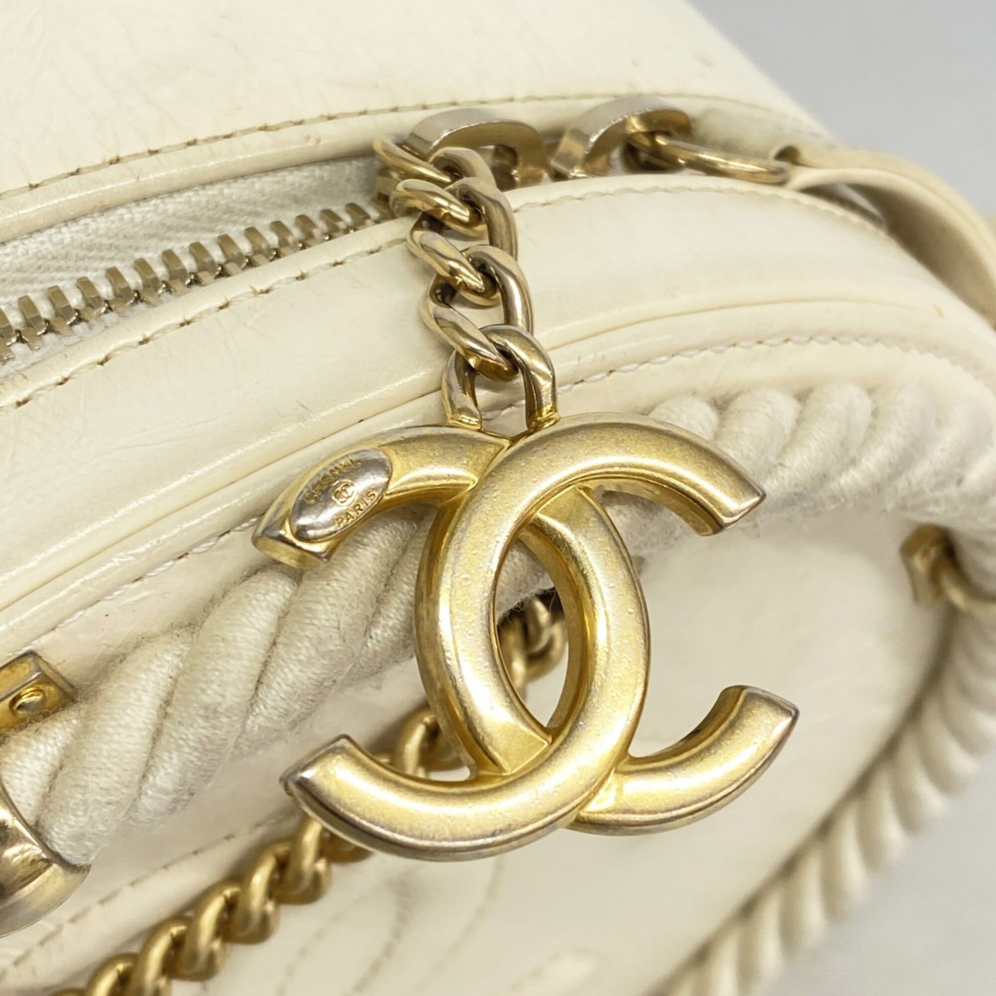 Chanel White Leather Handbag (Pre-Owned)