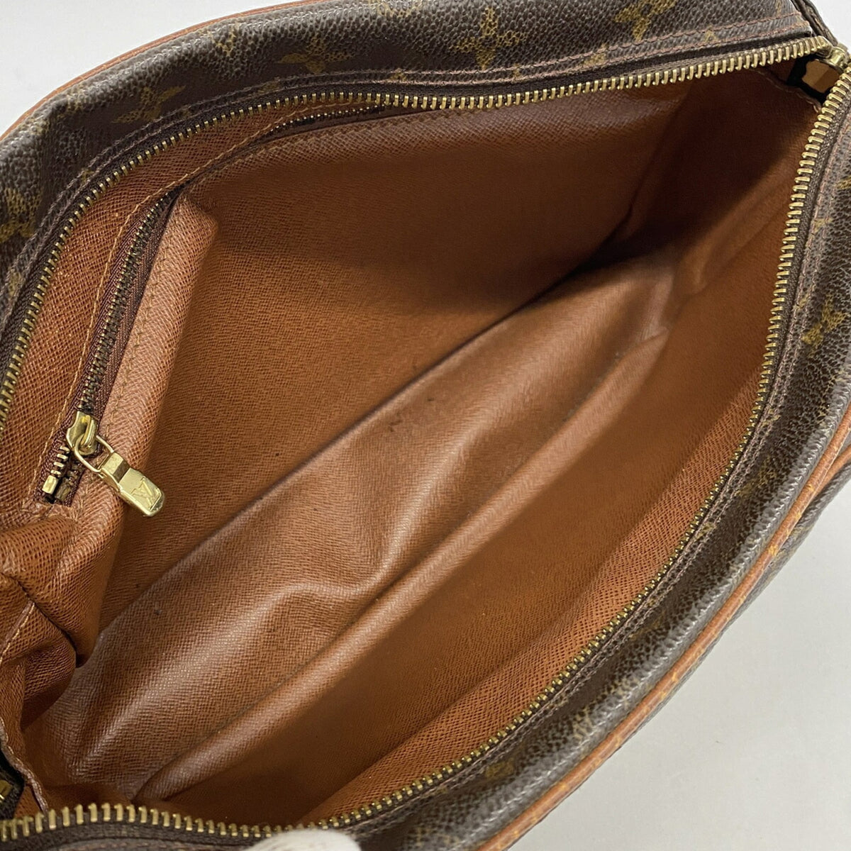 Louis Vuitton Brown Shoulder Bag (Pre-Owned)