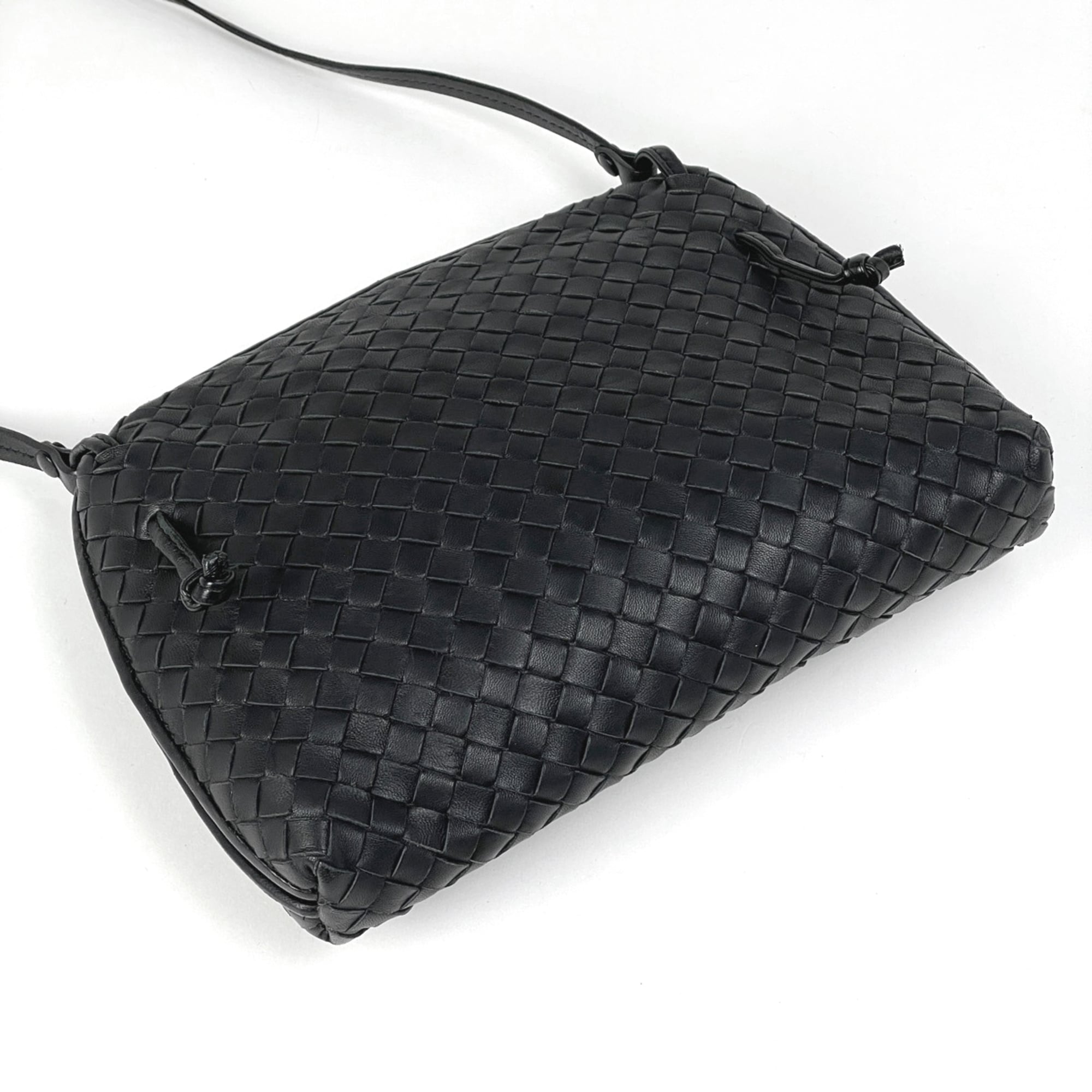 Bottega Veneta Black Leather Shoulder Bag (Pre-Owned)