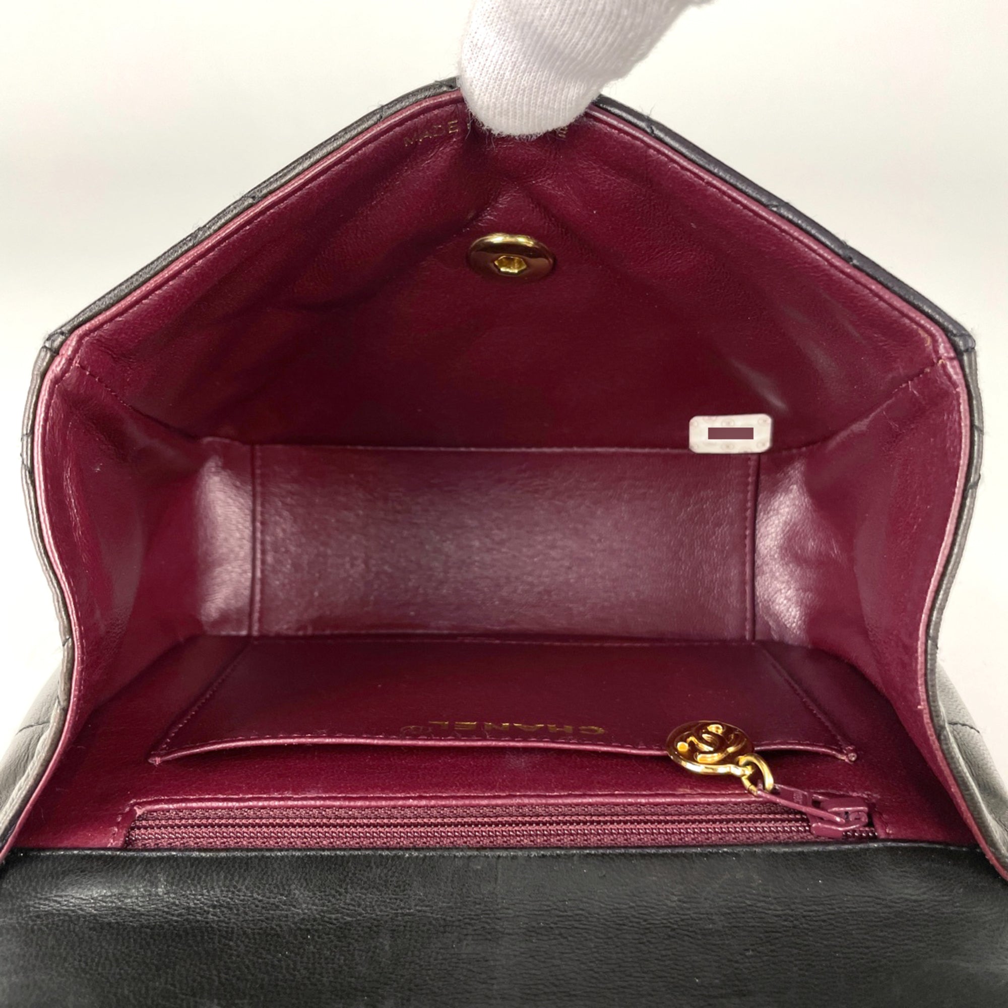 Chanel Black Leather Handbag (Pre-Owned)