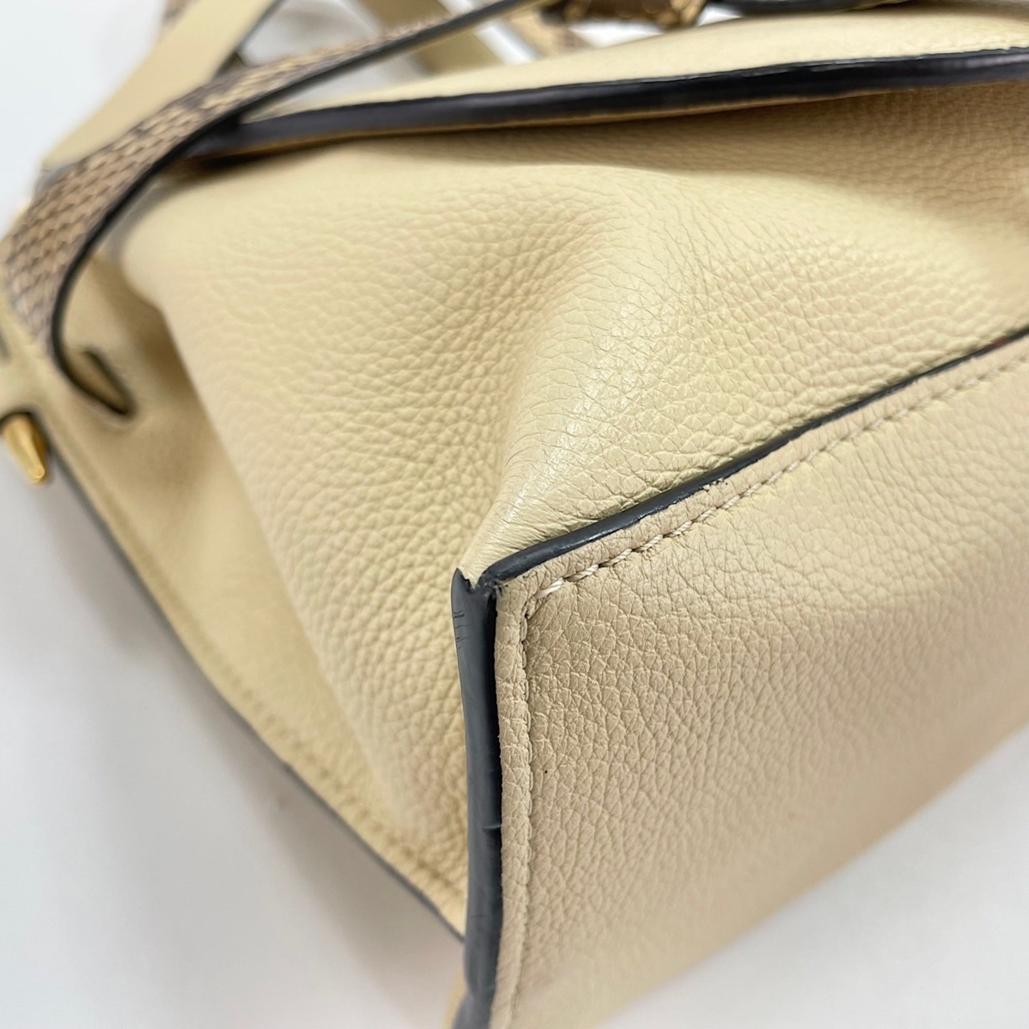 Loewe Beige Handbag (Pre-Owned)