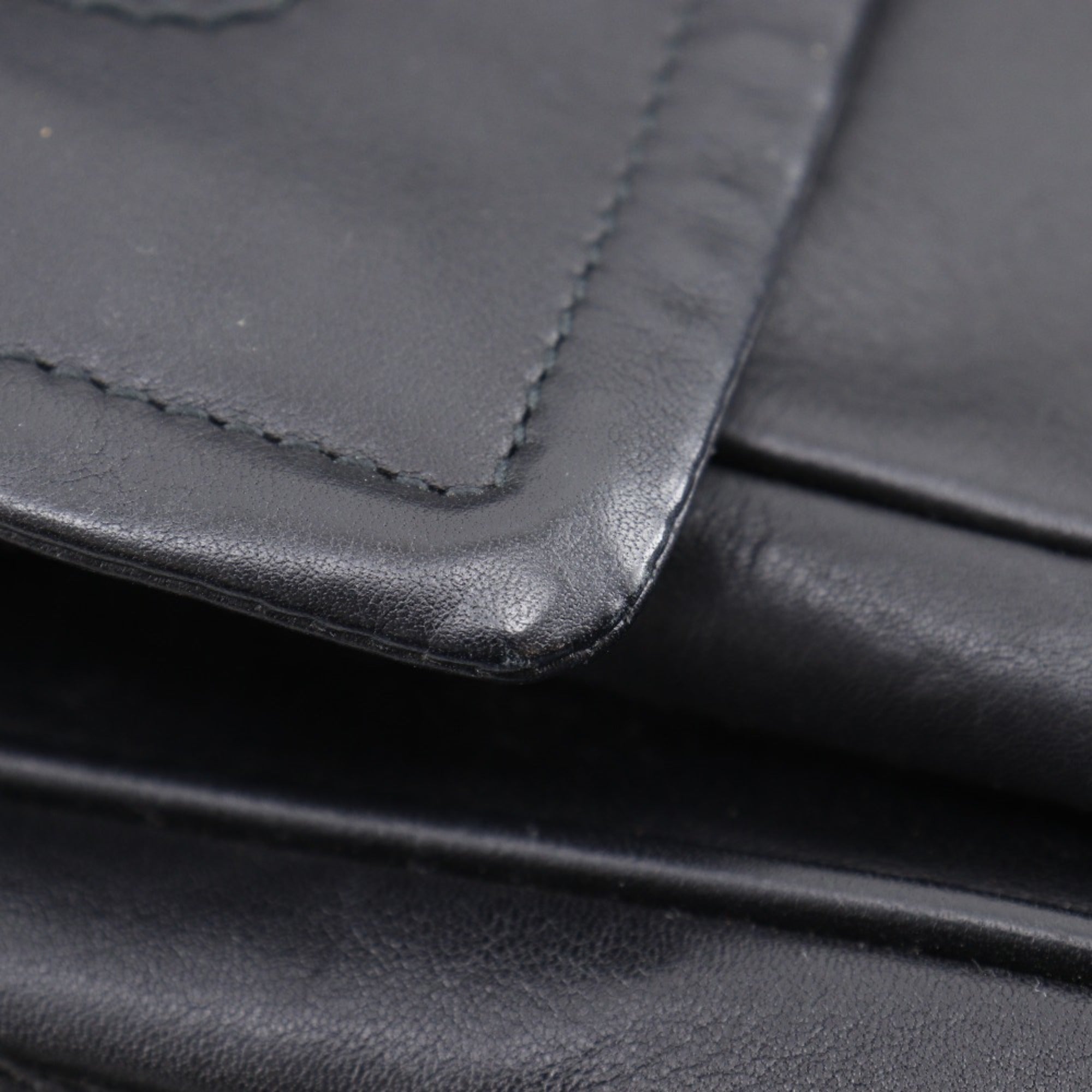 Bally Black Leather Shoulder Bag (Pre-Owned)