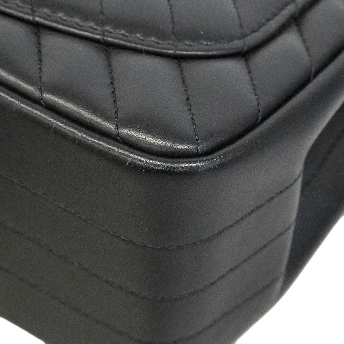 Chanel Black Leather Shoulder Bag (Pre-Owned)