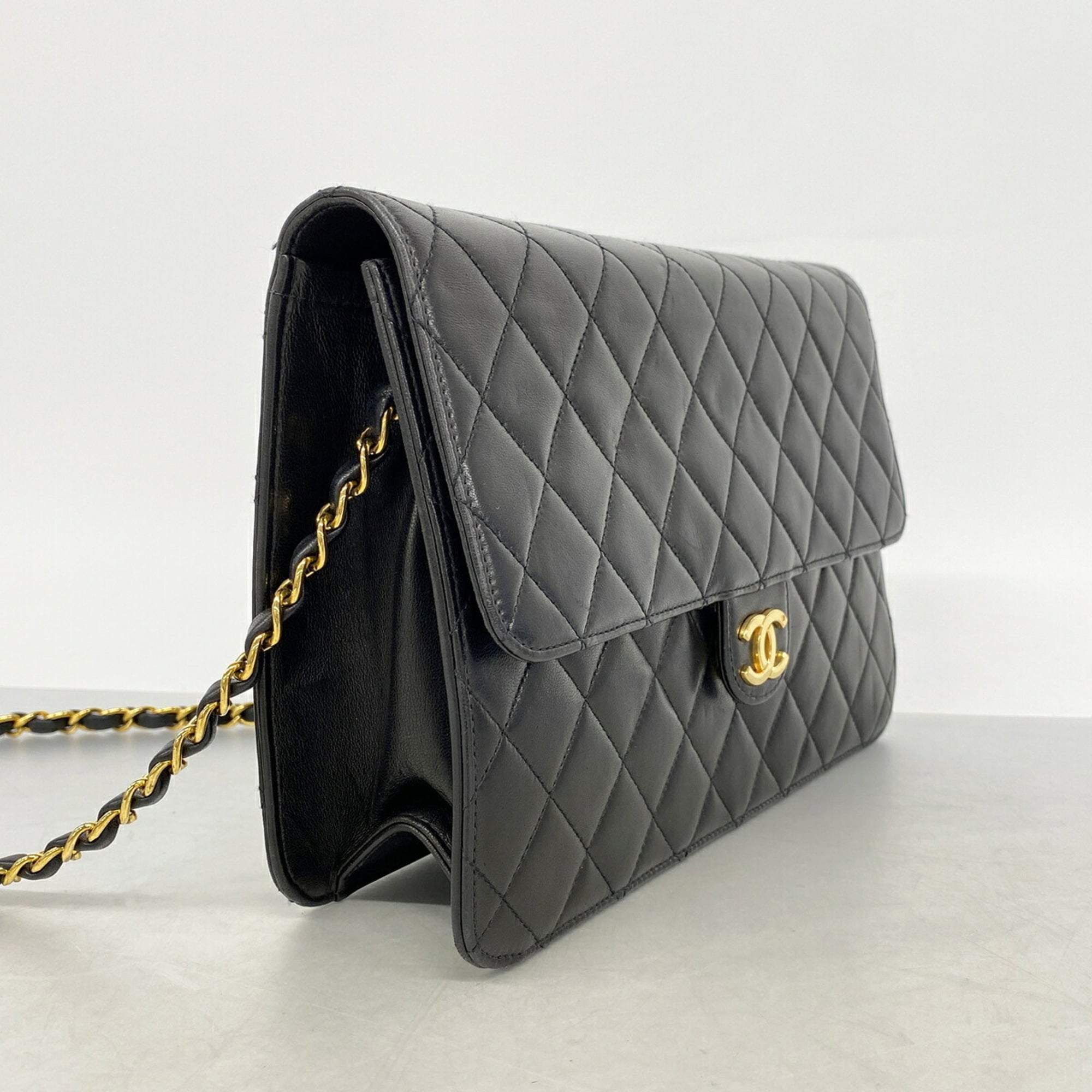 Chanel Black Leather Shoulder Bag (Pre-Owned)