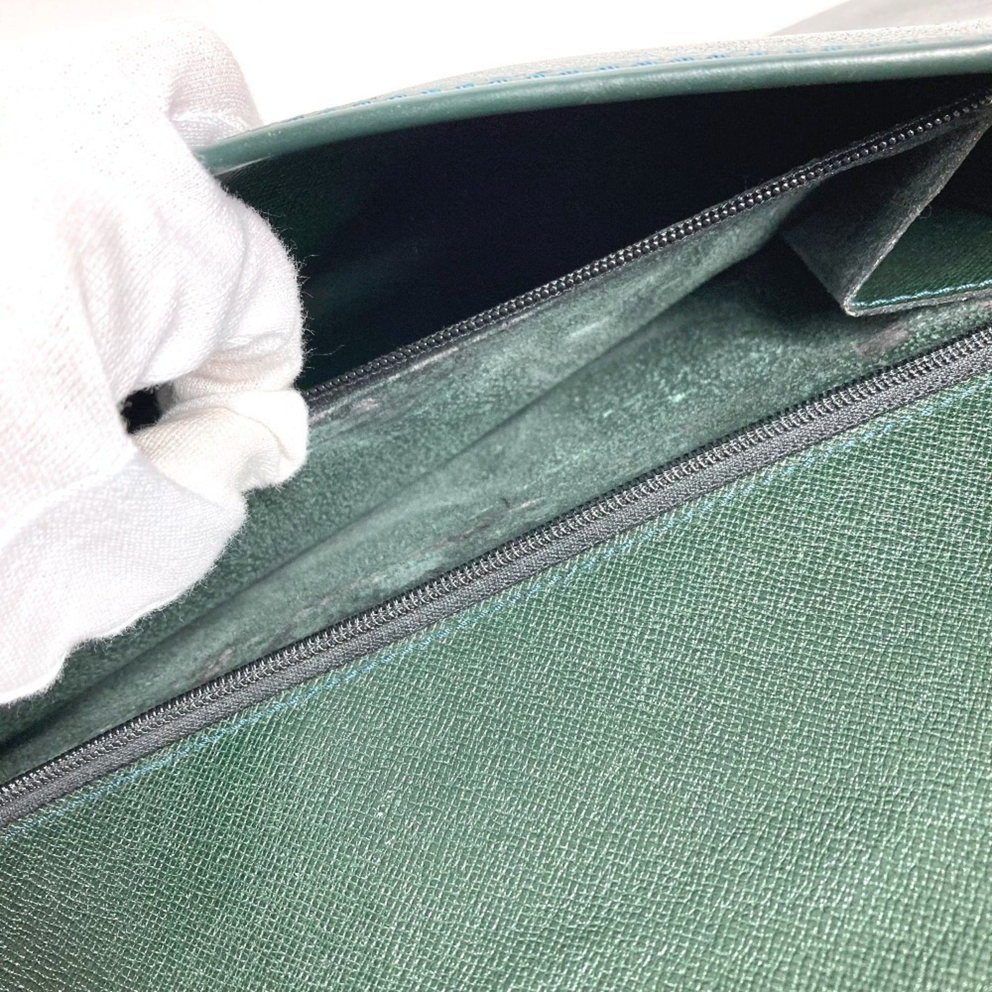 Louis Vuitton Episea Green Taiga Leather Leather Clutch Bag Handbag Pouch (Pre-Owned)