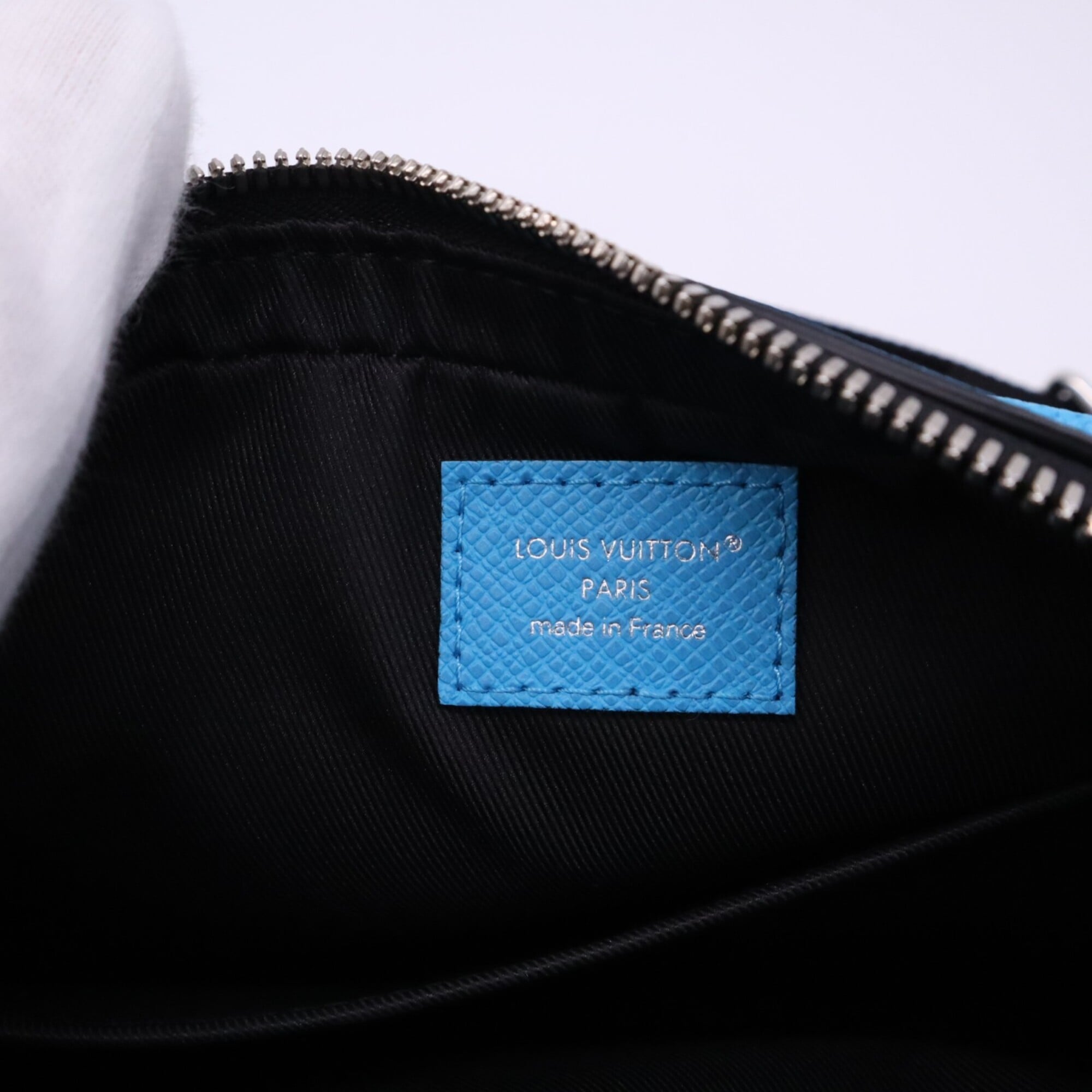 Louis Vuitton Taigarama Blue Leather Shoulder Bag Sling Bag (Pre-Owned)