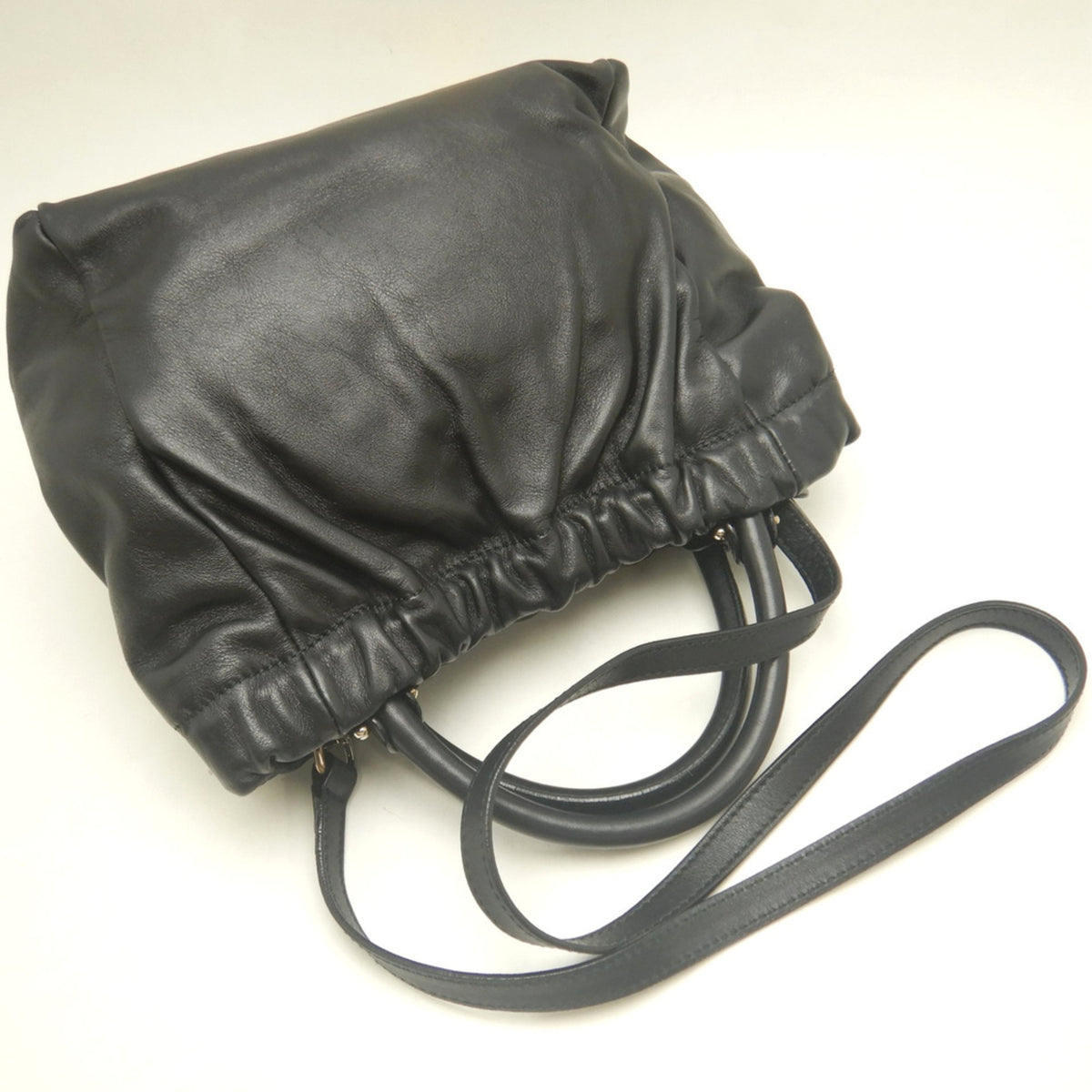Salvatore Ferragamo Vara Black Leather Handbag (Pre-Owned)