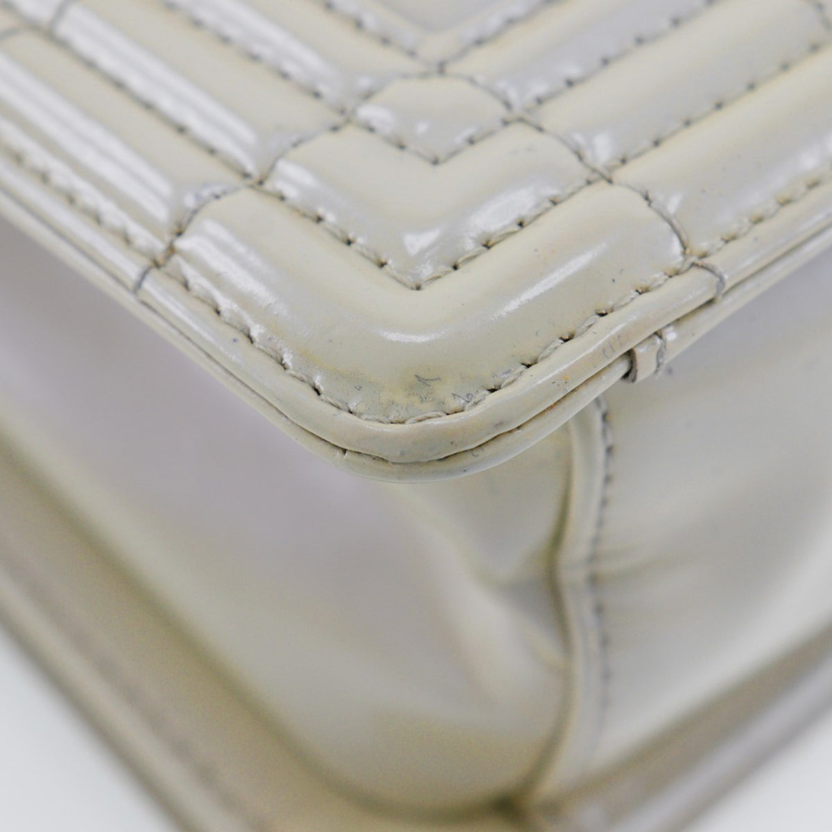 Chanel White Leather Shoulder Bag (Pre-Owned)