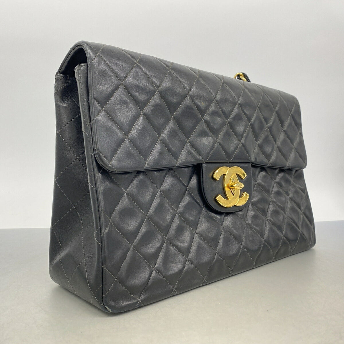 Chanel Black Leather Shoulder Bag (Pre-Owned)