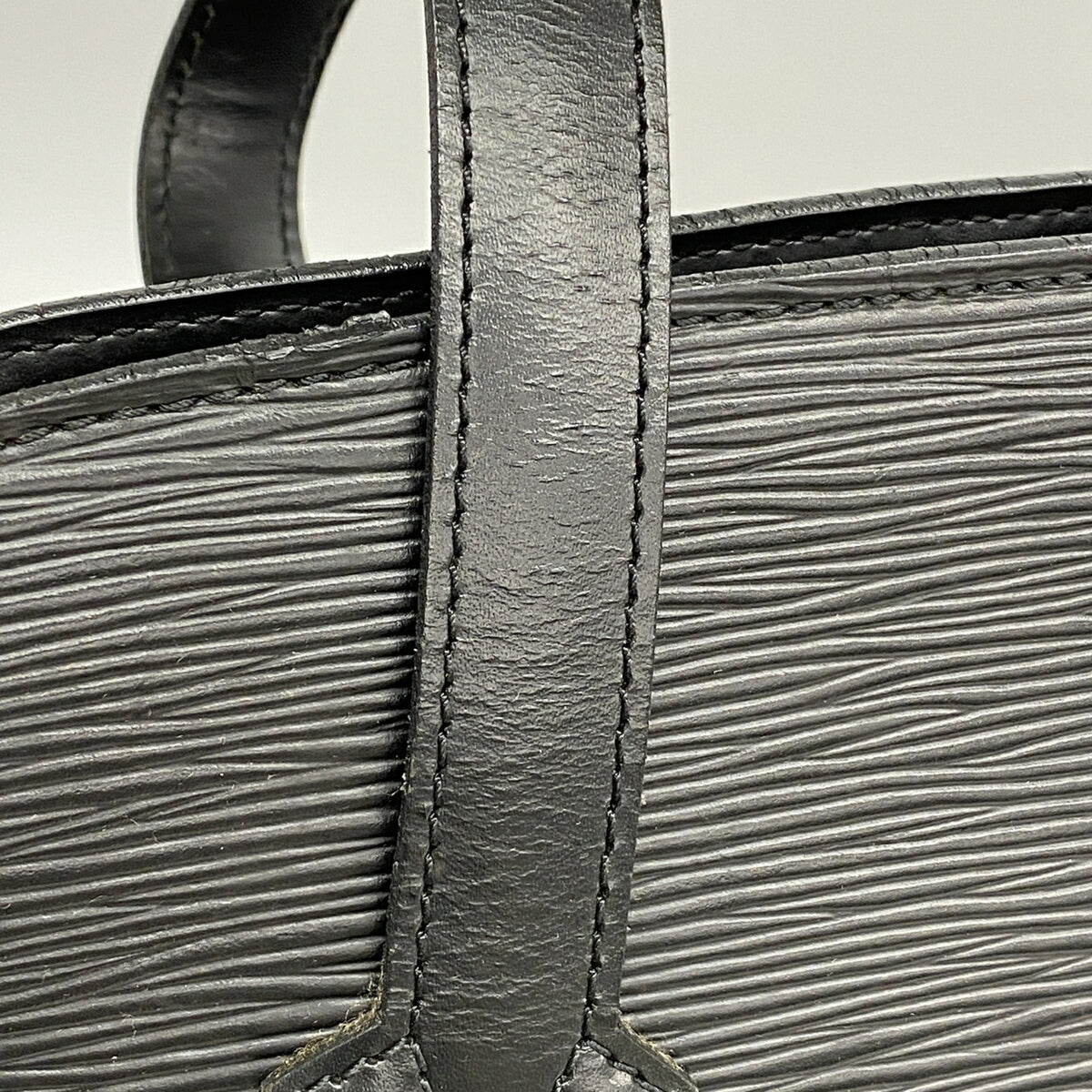 Louis Vuitton Noir Shoulder Bag (Pre-Owned)