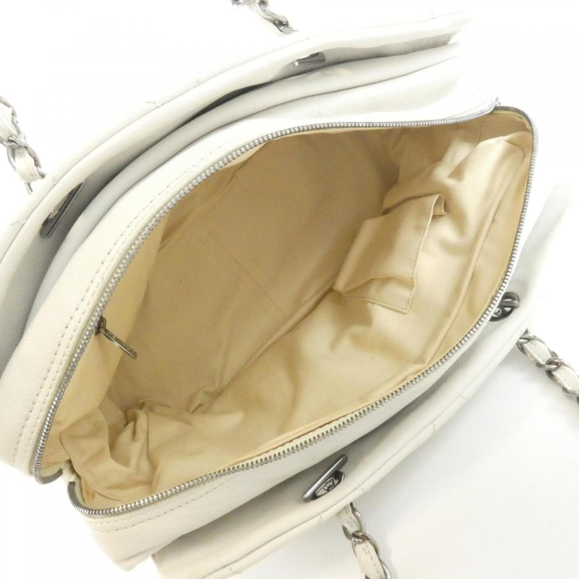 Chanel White Leather Shoulder Bag (Pre-Owned)