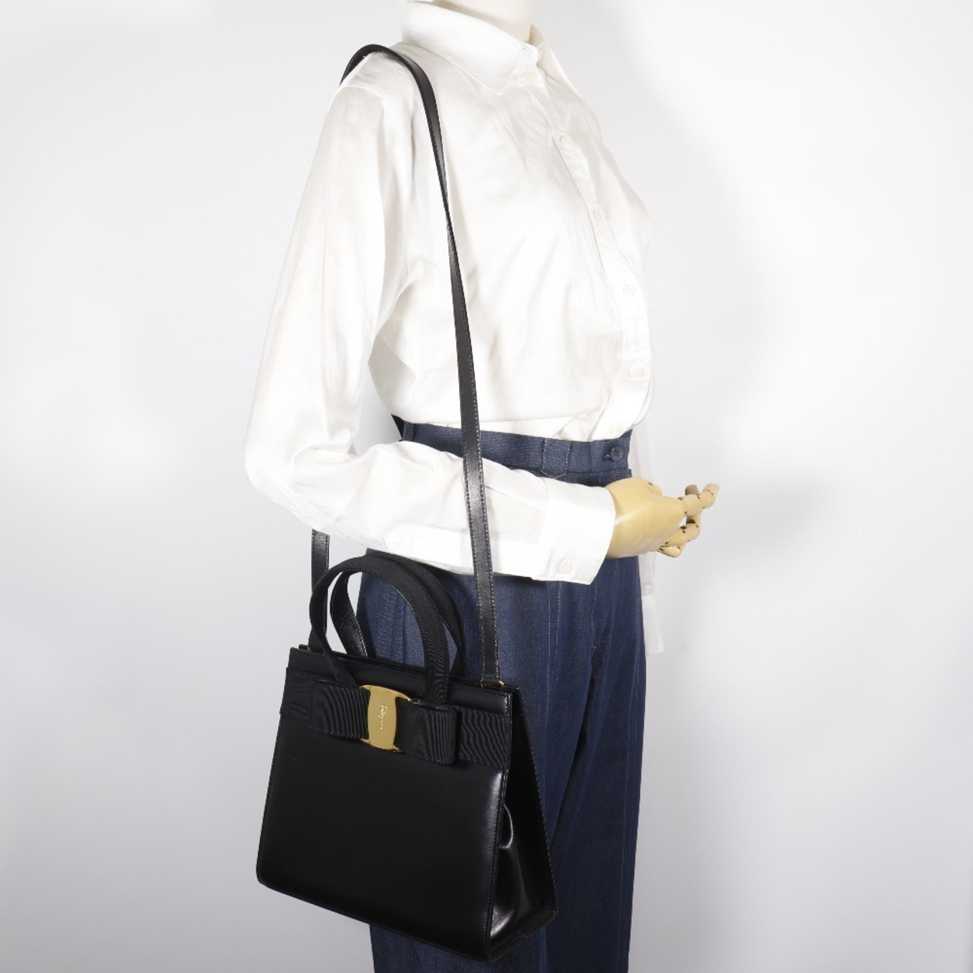 Salvatore Ferragamo Black Leather Handbag (Pre-Owned)