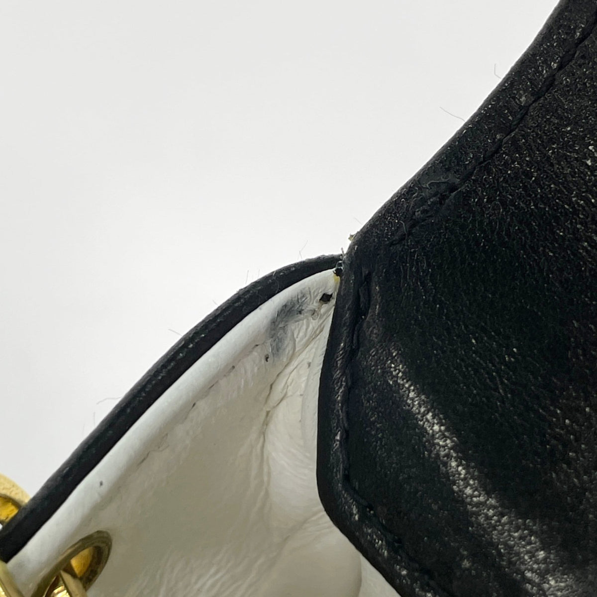 Chanel Black White Leather Shoulder Bag (Pre-Owned)