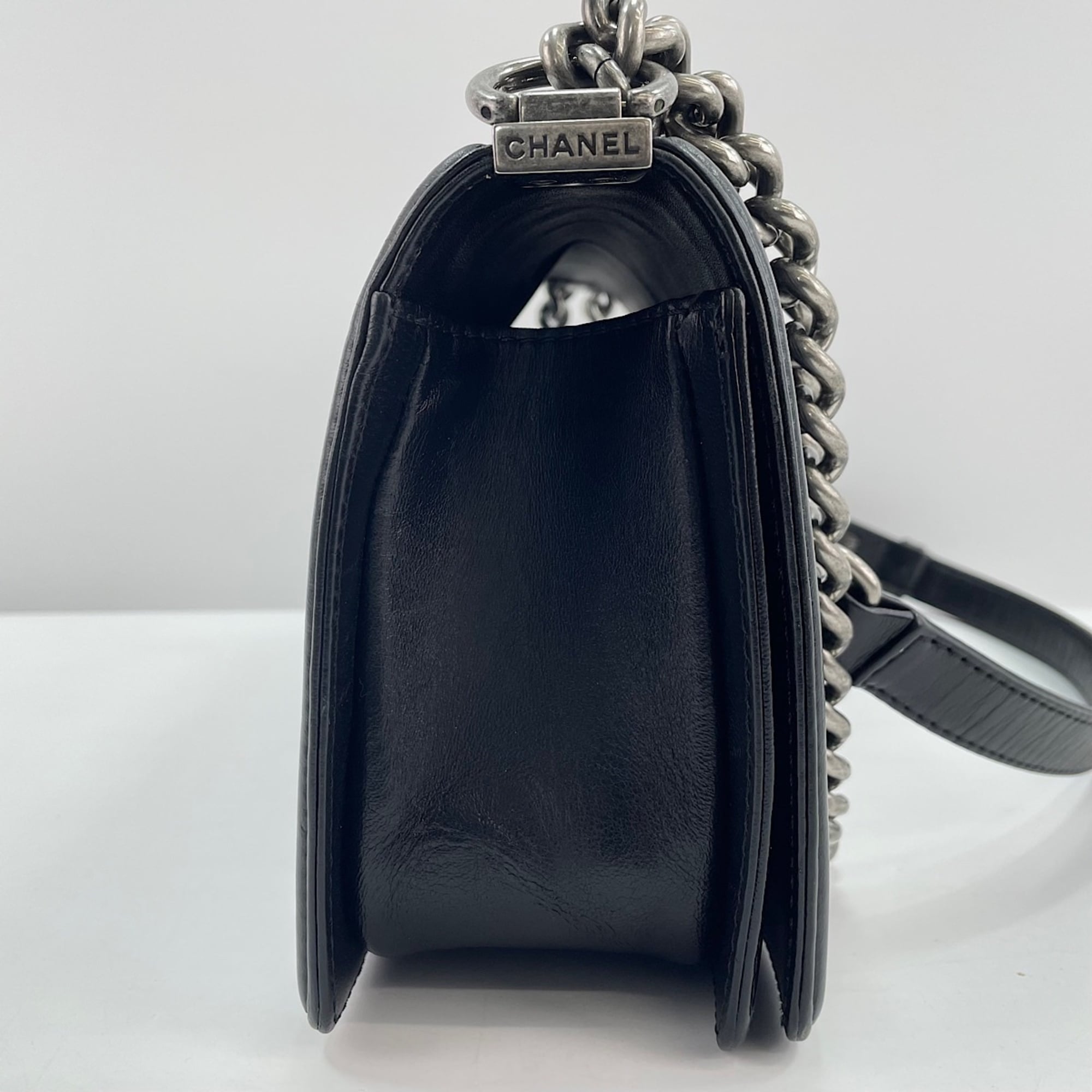 Chanel Boy Chanel Black Leather Shoulder Bag (Pre-Owned)