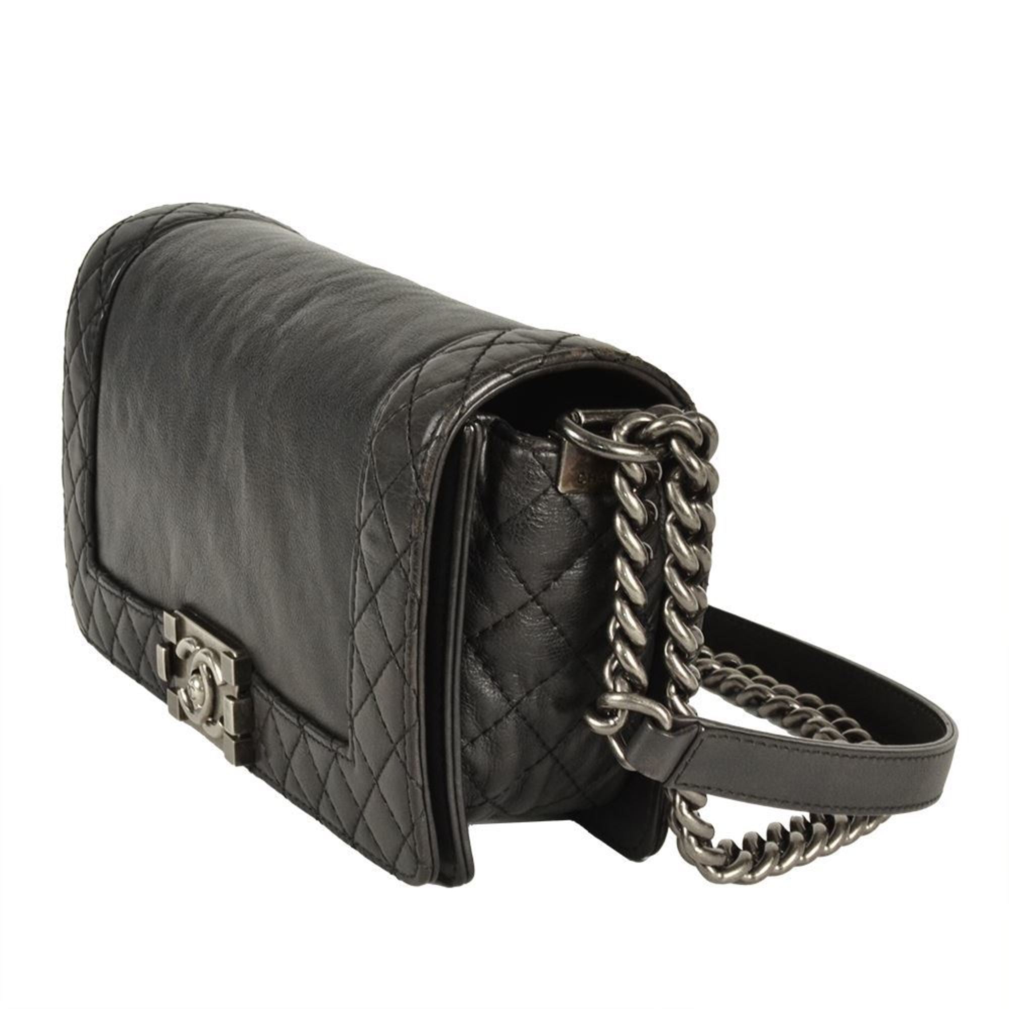 Chanel Black Leather Shoulder Bag (Pre-Owned)