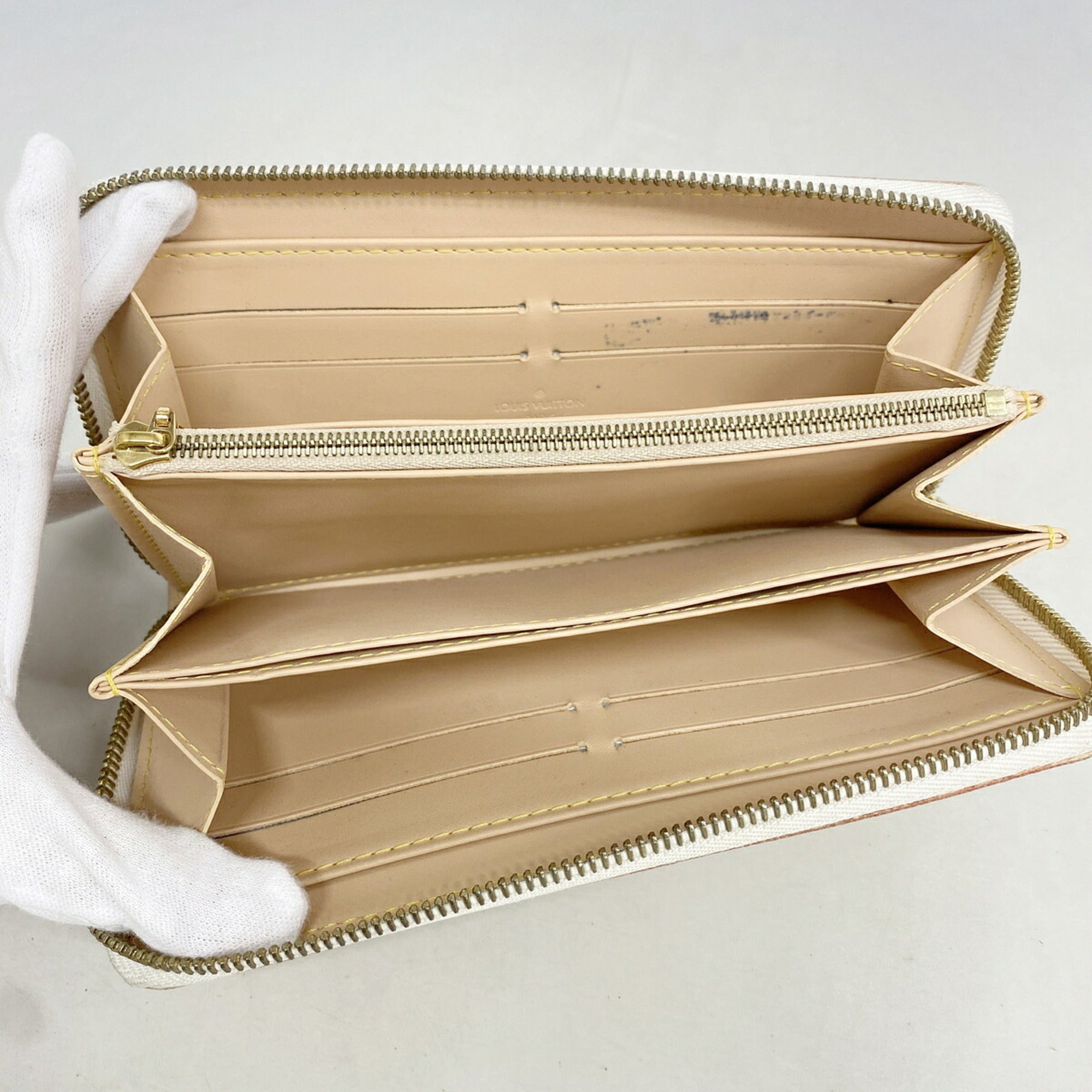 Louis Vuitton Blanc Long Wallet (Bi-Fold) (Pre-Owned)