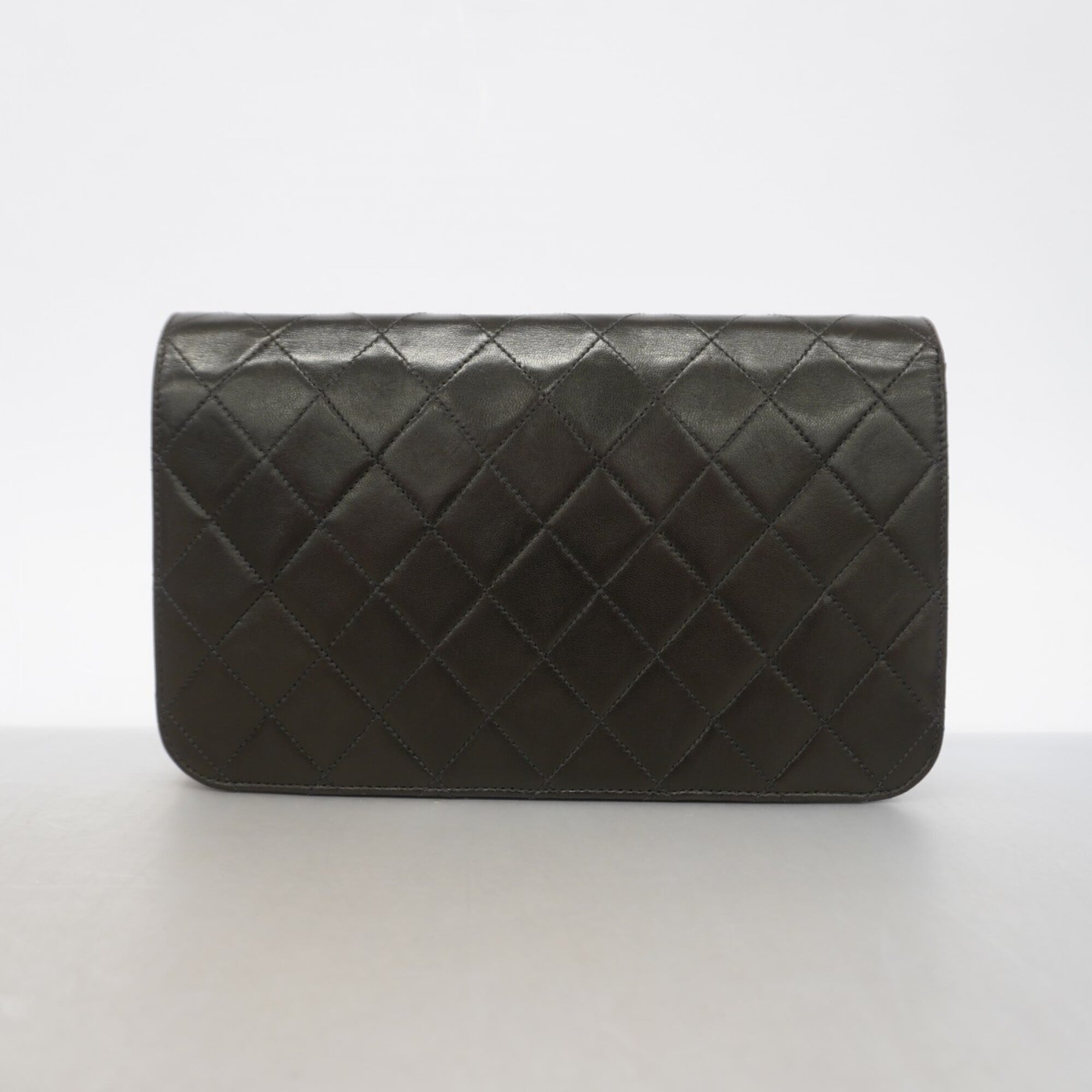 Chanel Black Leather Shoulder Bag (Pre-Owned)