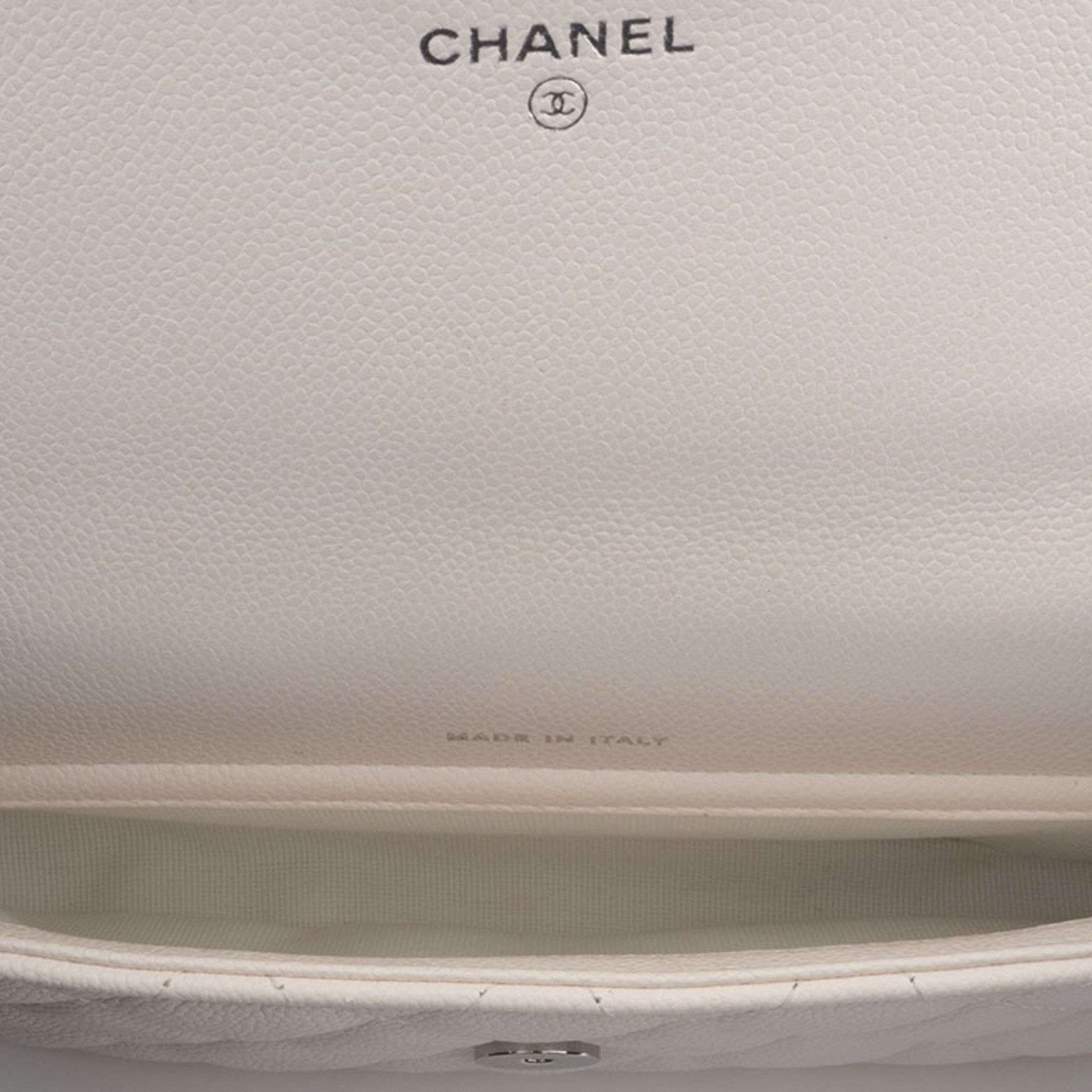 Chanel Matelasse White Caviar Leather Shoulder Bag (Pre-Owned)