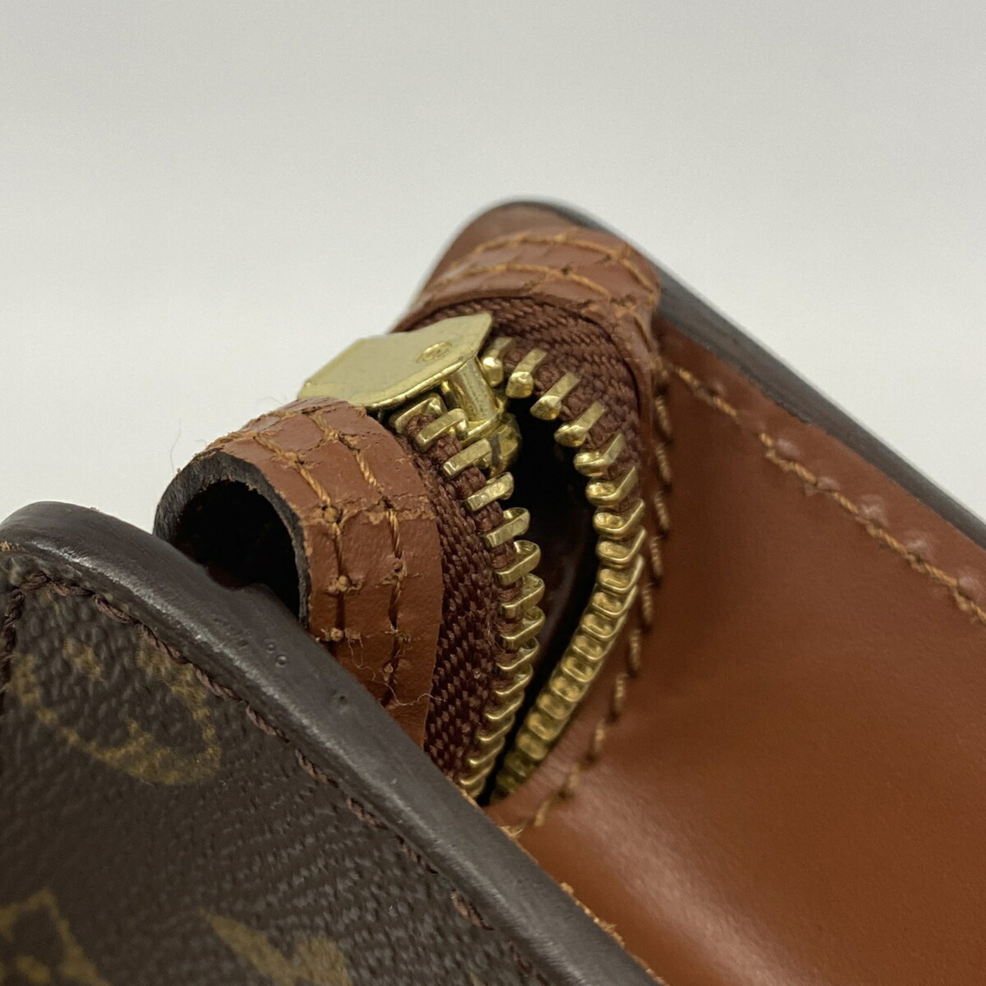 Louis Vuitton Brown Clutch Bag (Pre-Owned)
