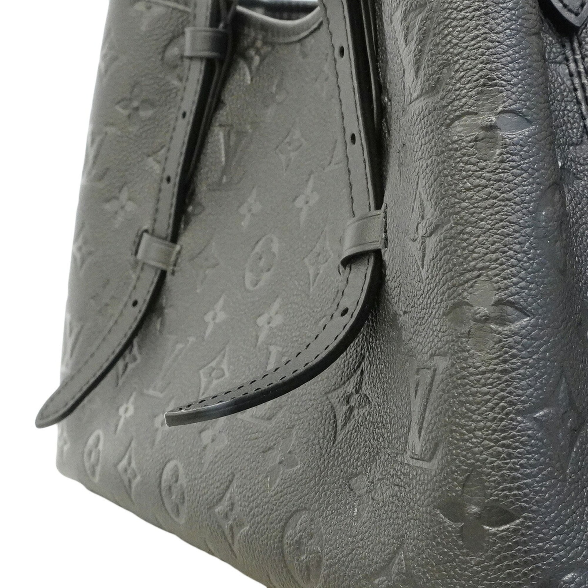 Louis Vuitton Noir Handbag (Pre-Owned)