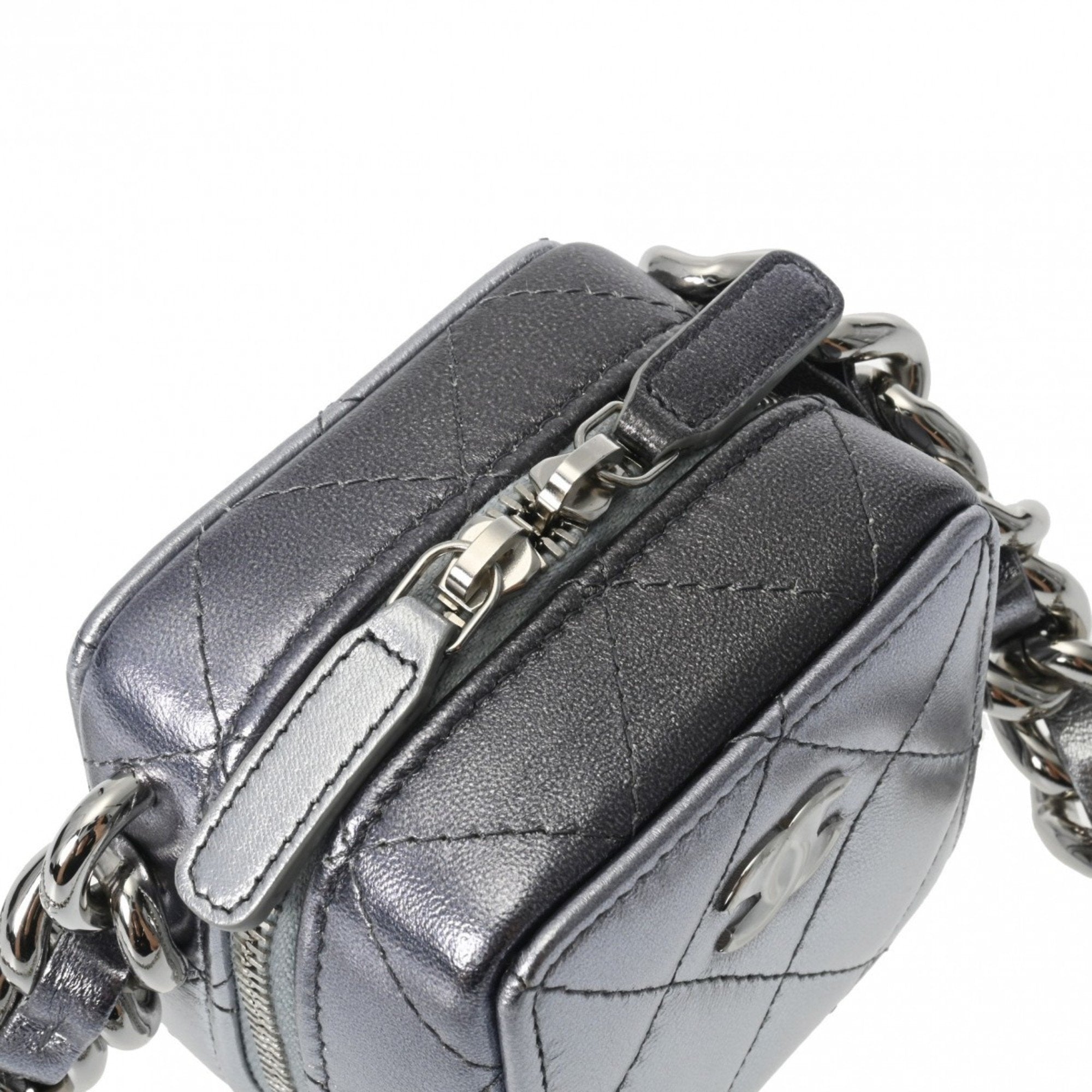 Chanel Silver Leather Shoulder Bag (Pre-Owned)