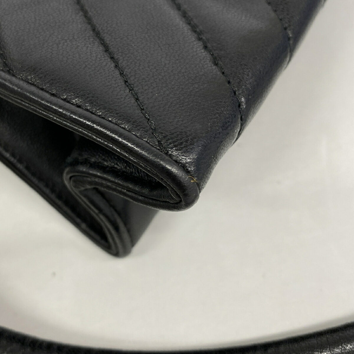 Chanel Black Leather Shoulder Bag (Pre-Owned)